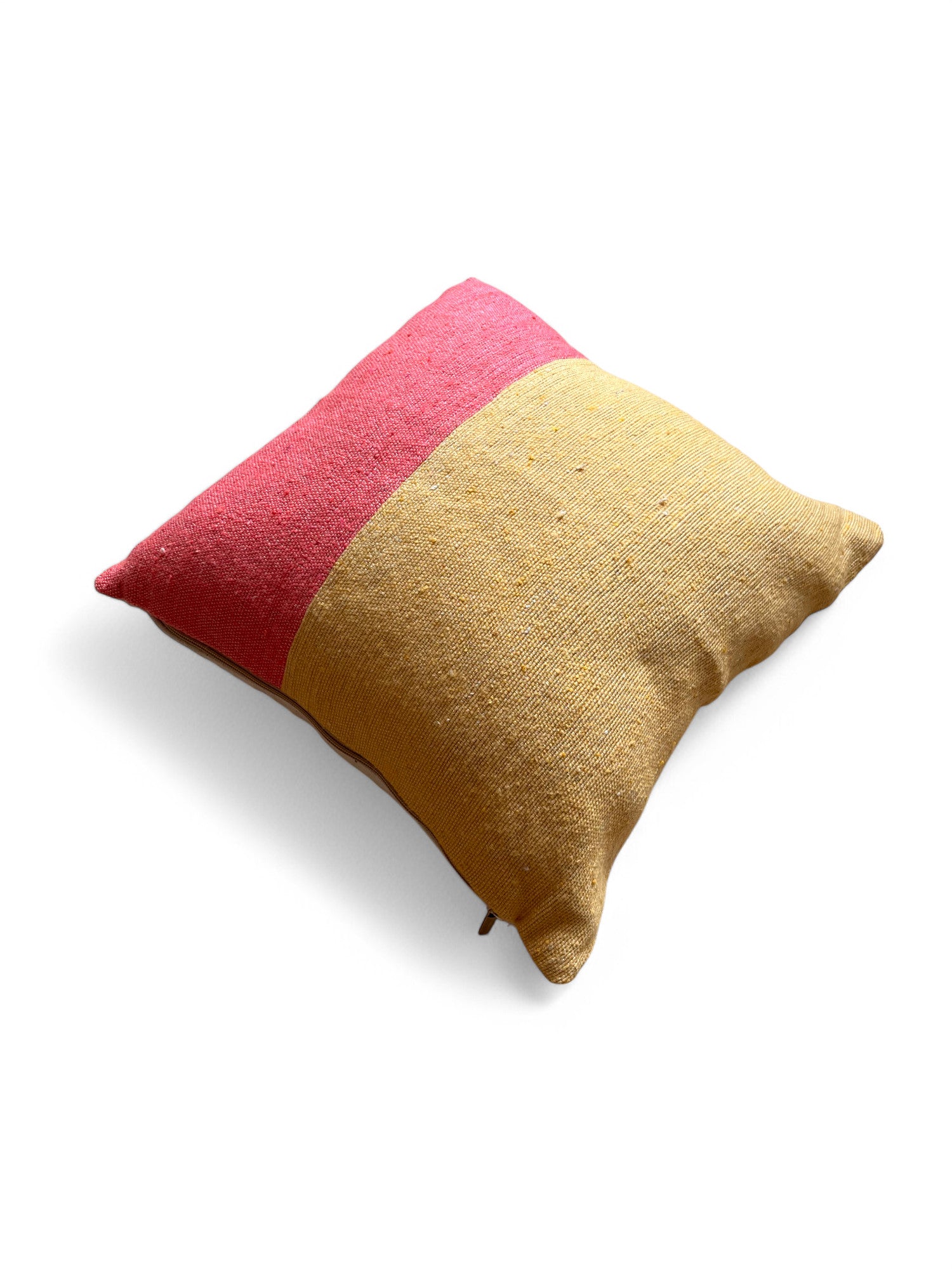 Das quadratische Kissen - Alinya 40x40 von LEY! hat ein zweifarbiges Design in Rot und Gelb, das jedem Raum eine frische Frühlingsdeko verleiht, und ist auf weißem Hintergrund abgebildet.