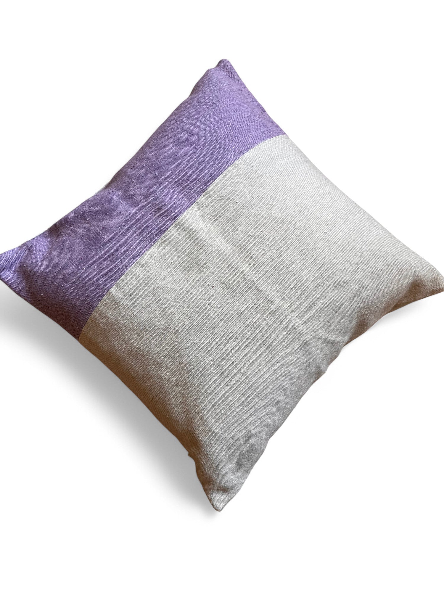Das LEY! Kissen - Dilara 60x60 ist ein quadratisches Kissen mit einem handgefertigten Marrakesch-Farbblock-Design, mit einem hellen lila oberen Drittel und zwei weißen unteren Dritteln, aus der Spring Line.