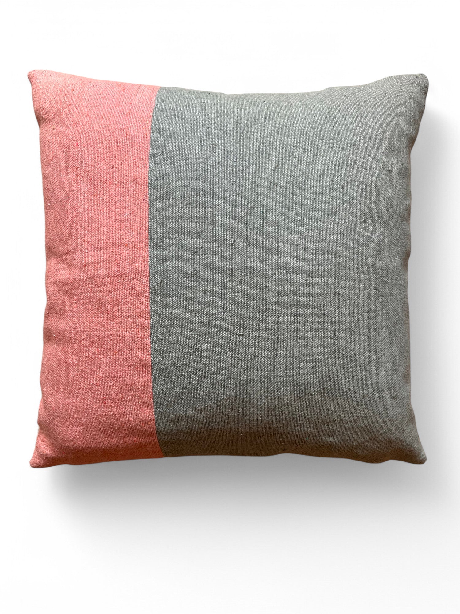 Das LEY! Kissen - Maila 60x60 ist ein quadratisches Kissen mit einem schlichten, gedämpften rosa und grauen Spaltmuster, handgefertigt aus der Spring Line und auf weißem Hintergrund, perfekt um jedem Raum Eleganz zu verleihen.