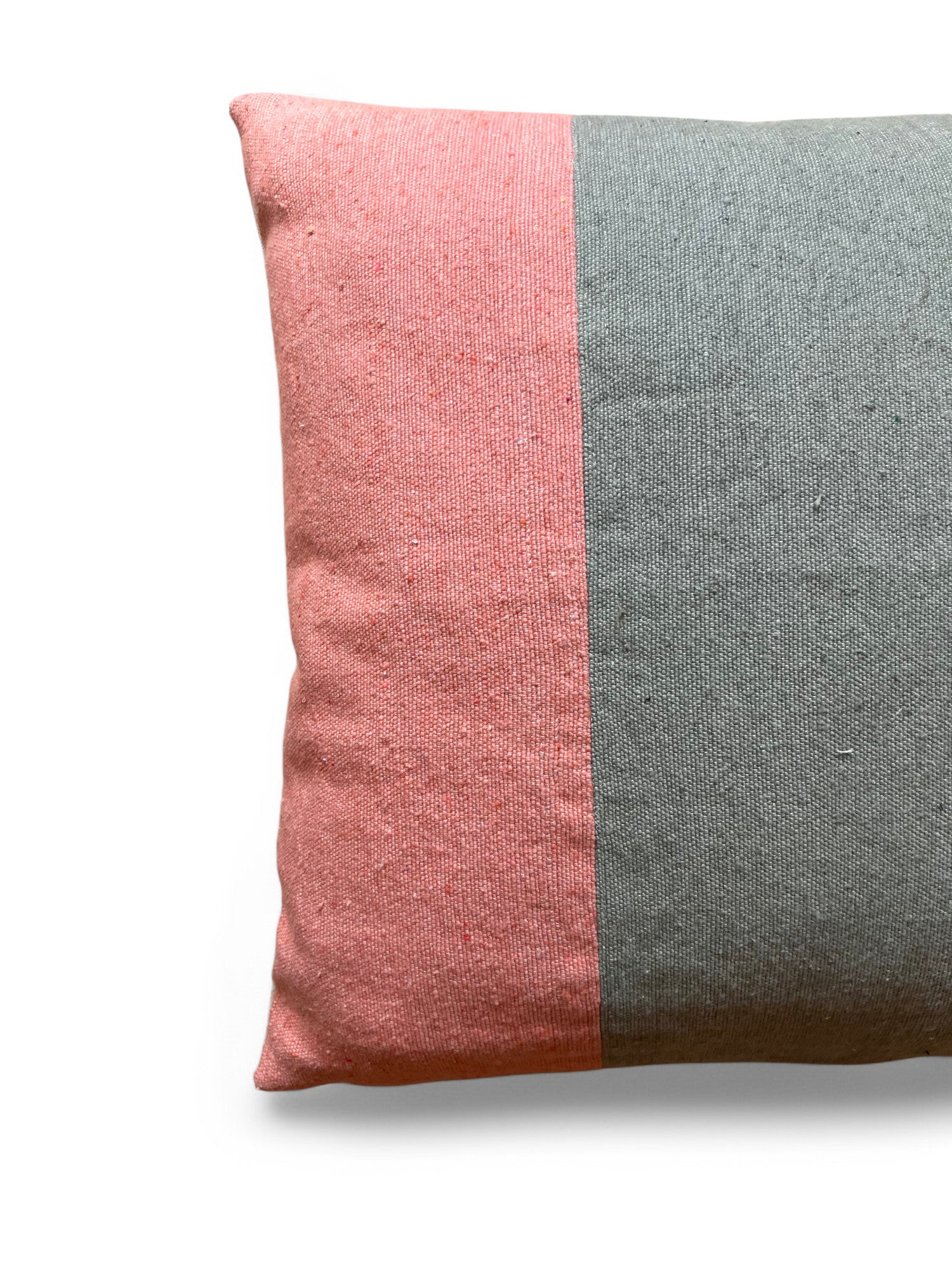 Das LEY! Kissen - Maila 60x60, mit einem Farbblock-Design mit Rosa auf der linken und Grau auf der rechten Seite, wird als Teil der Spring Line auf weißem Hintergrund präsentiert.