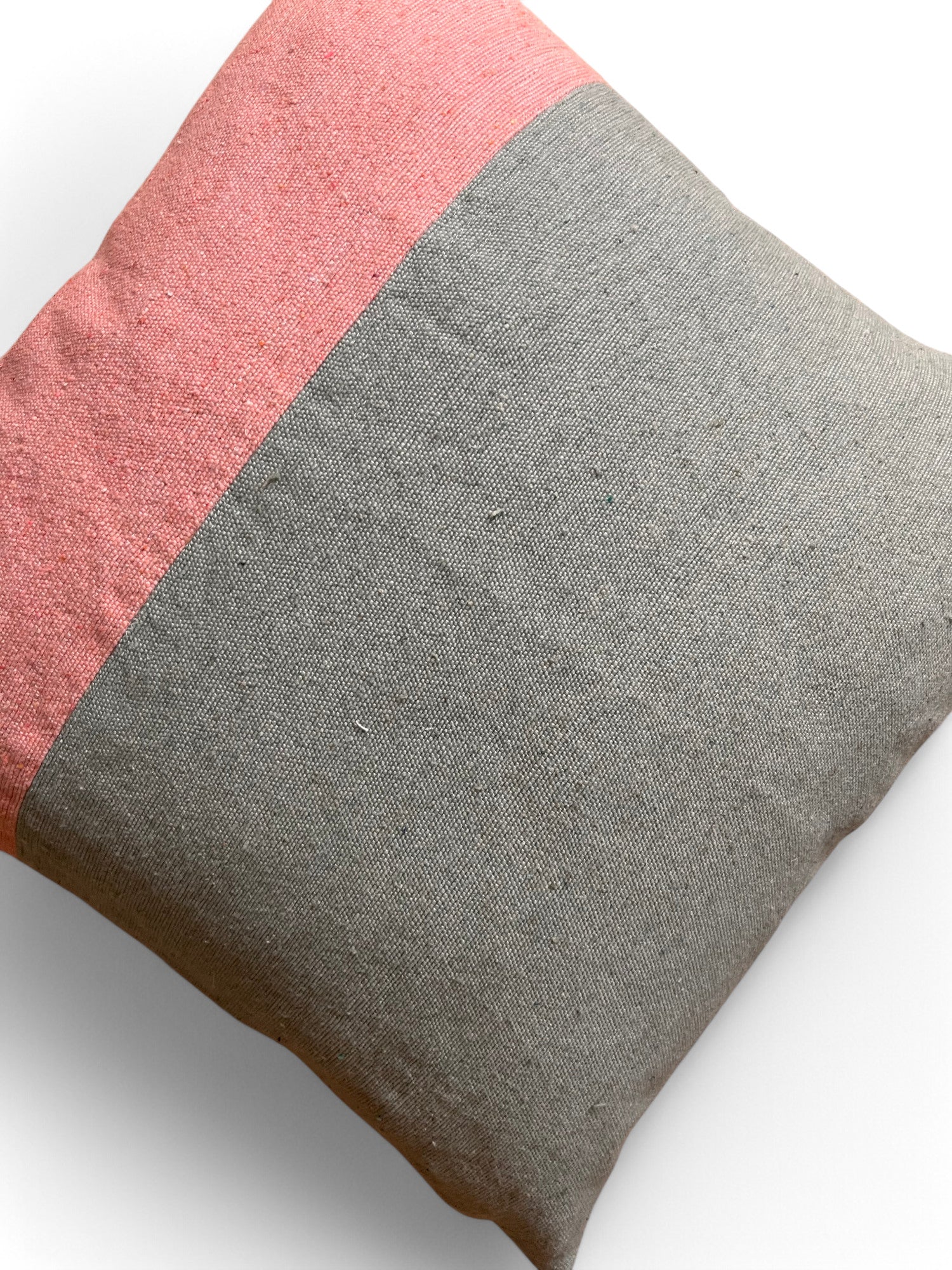 Das Kissen - Maila 60x60 von LEY! hat einen quadratischen, zweifarbigen Einband mit einem breiten hellgrauen Abschnitt und einem schmalen, staubrosa Streifen entlang einer Kante auf weißem Hintergrund. Teil der LEY! Spring Linie.