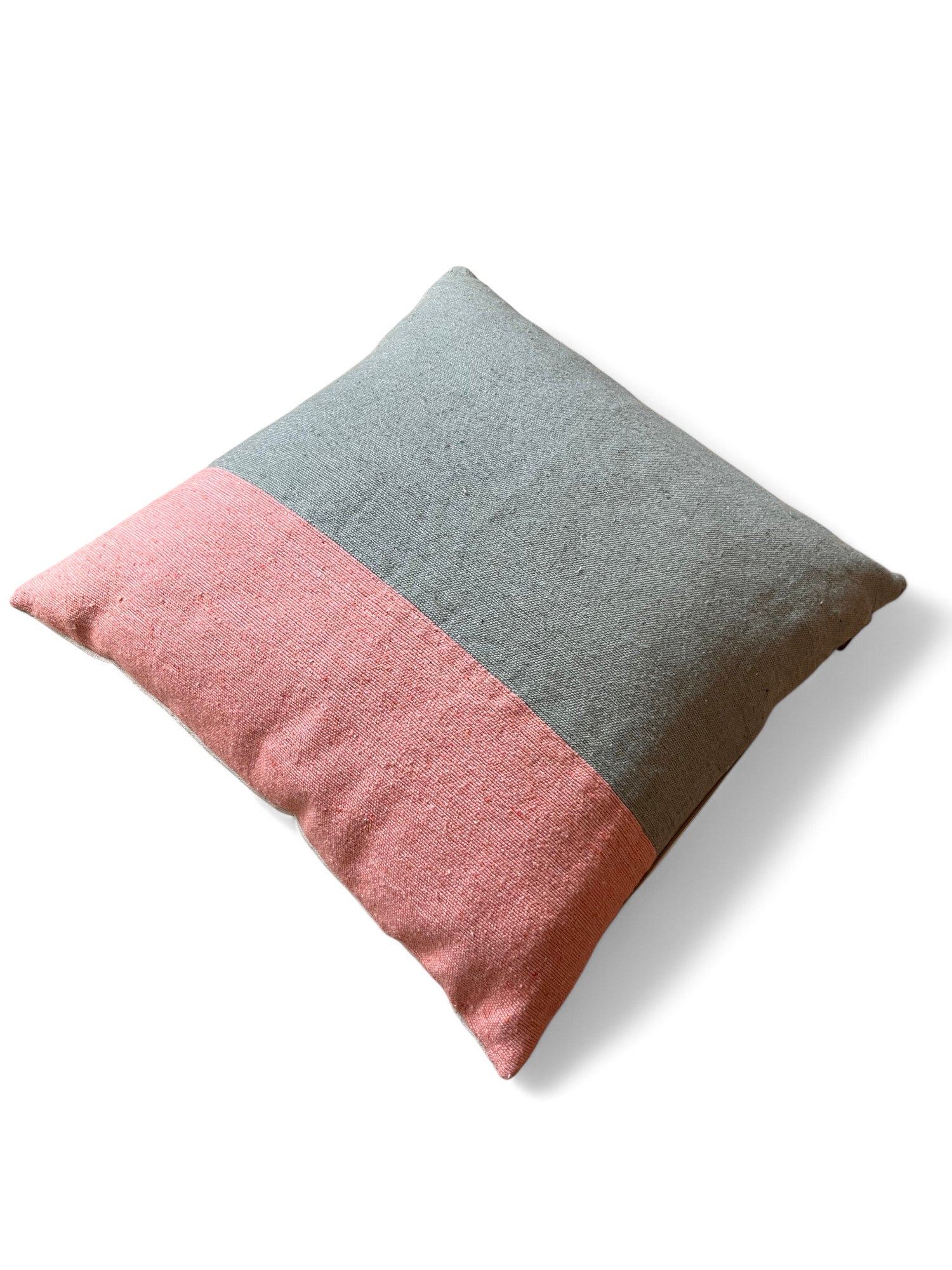 Das Kissen - Maila 60x60 von LEY! hat ein zweifarbiges, quadratisches Design - oben grau, unten rosa und weißer Hintergrund. Dieses in Marrakesch handgefertigte Stück ist Teil der LEY! Spring Line für eine handwerkliche Note.