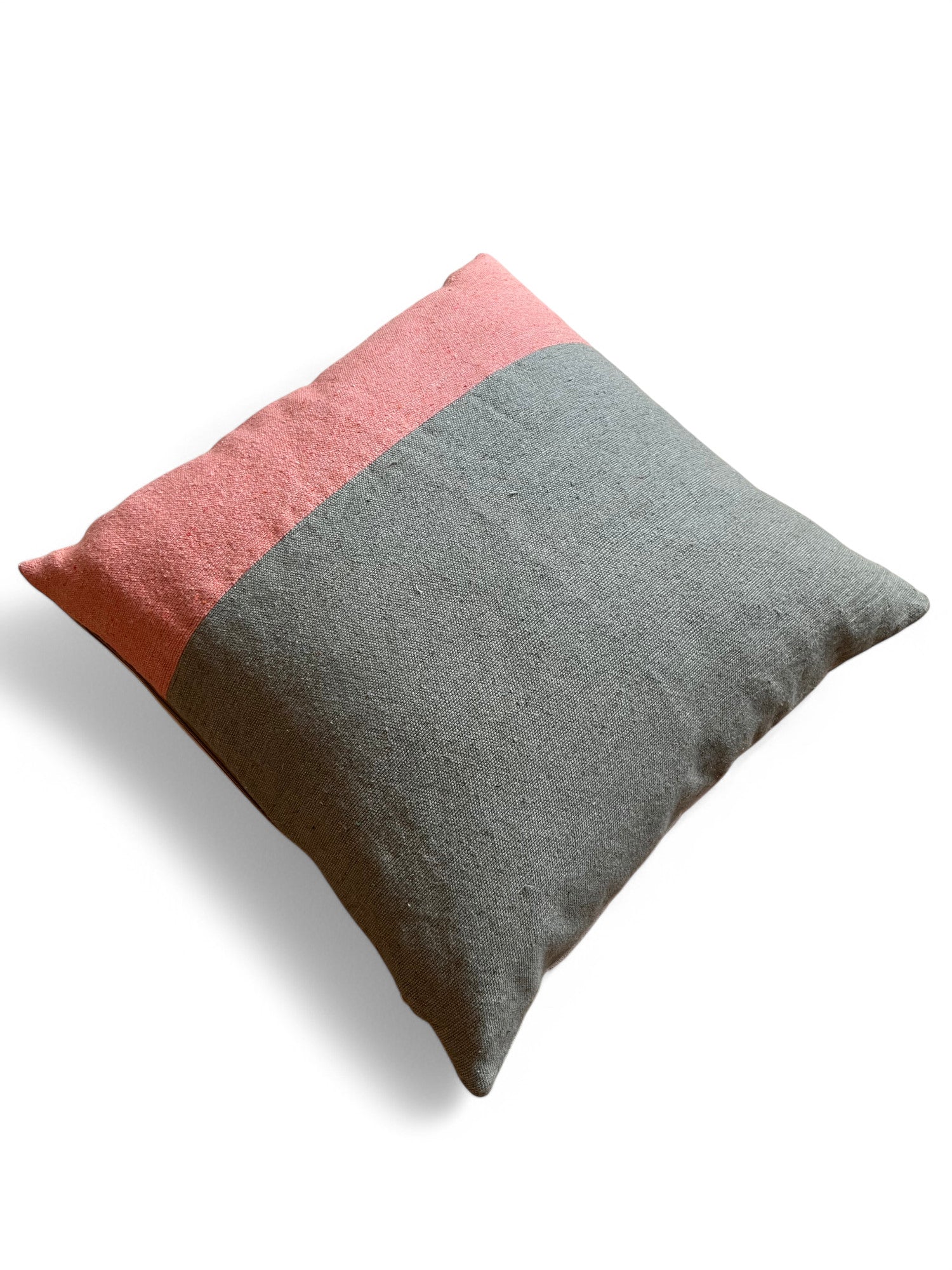 Das Kissen - Maila 60x60 von LEY! zeigt ein Farbblock-Design in Korallenrosa und Graugrün, handgefertigt in Marrakesch-Qualität. Aus der LEY! Spring Line, abgebildet auf weißem Hintergrund mit einem weichen Schatten.