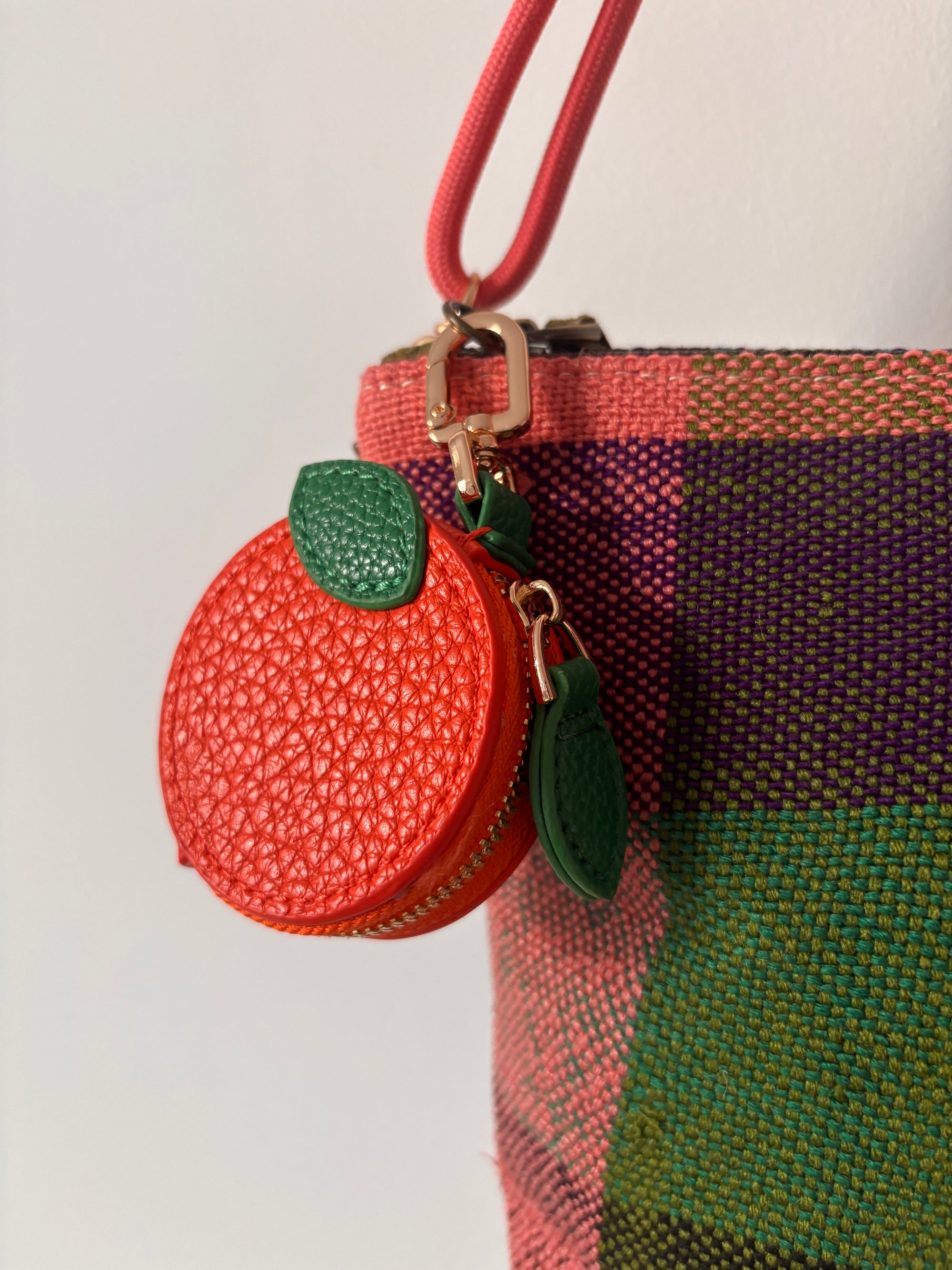 LEY! Schlüsselanhänger - Etui - Orange: Mini Kunstleder Münztasche wie eine Orange, mit Reißverschluss, am Beutel.