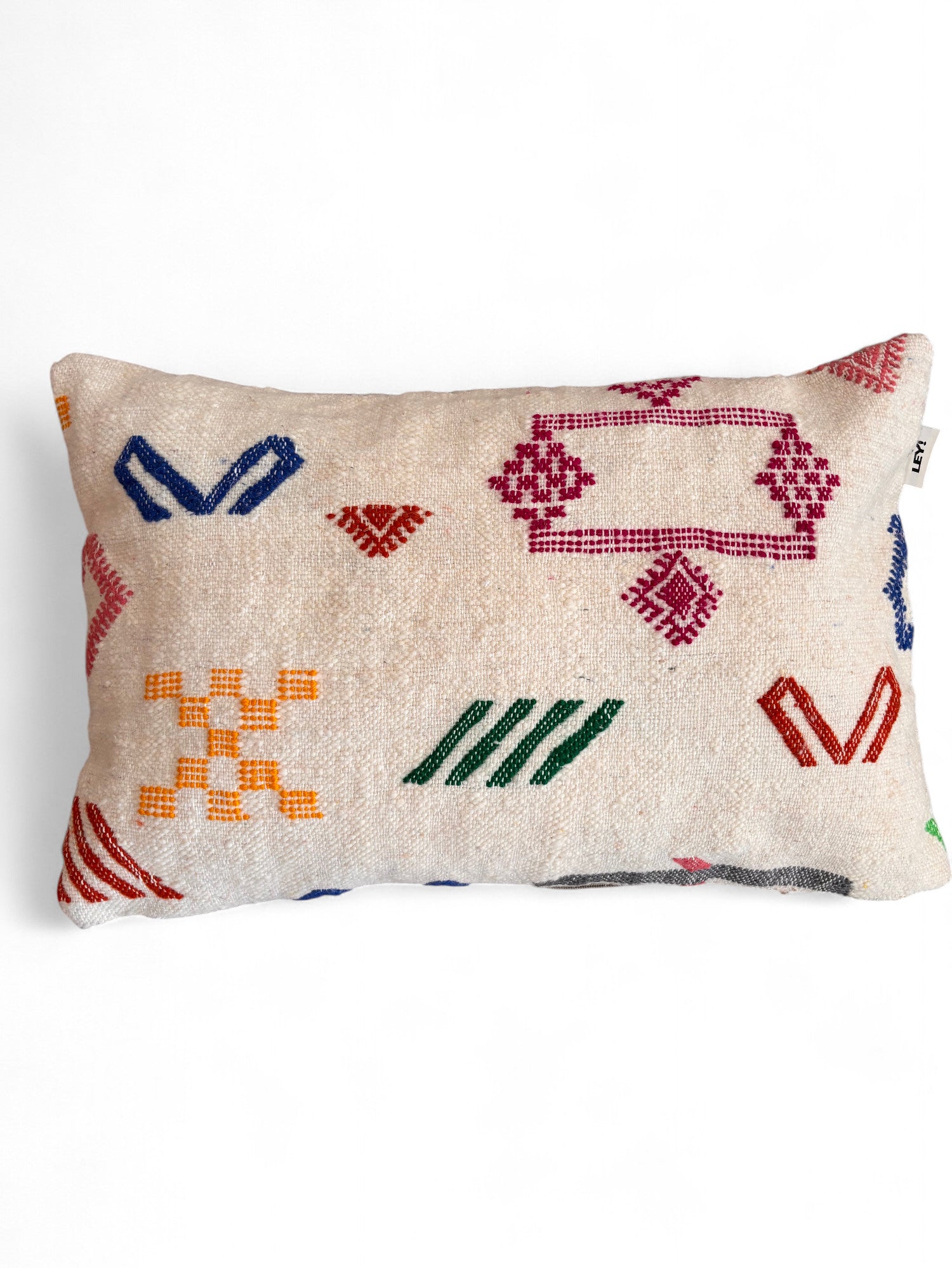 Das LEY! Kissen - Colorful Line - 40 x 60 von LEY! ist ein rechteckiges, beigefarbenes Kissen mit lebendigen, mehrfarbigen, gestickten geometrischen Mustern - ein handgefertigter Akzent aus Marrakesch, der jeden Raum auflockert.
