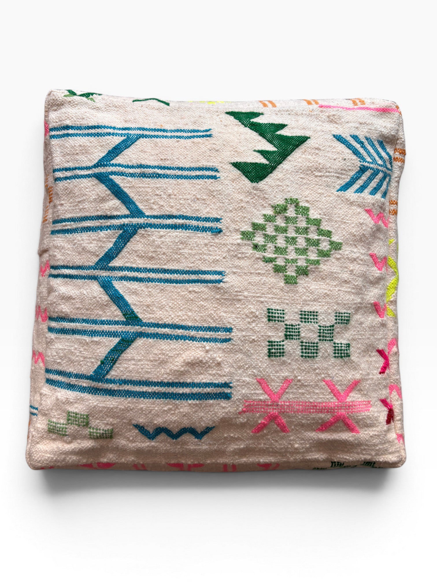 Das Bodenkissen - Colorful Line - Mara von LEY! ist ein quadratisches Kissen mit beigem Hintergrund, das mit blauer, grüner, pinker und oranger geometrischer und abstrakter Wollstickerei verziert ist. Fotografiert auf einem schlichten weißen Hintergrund.