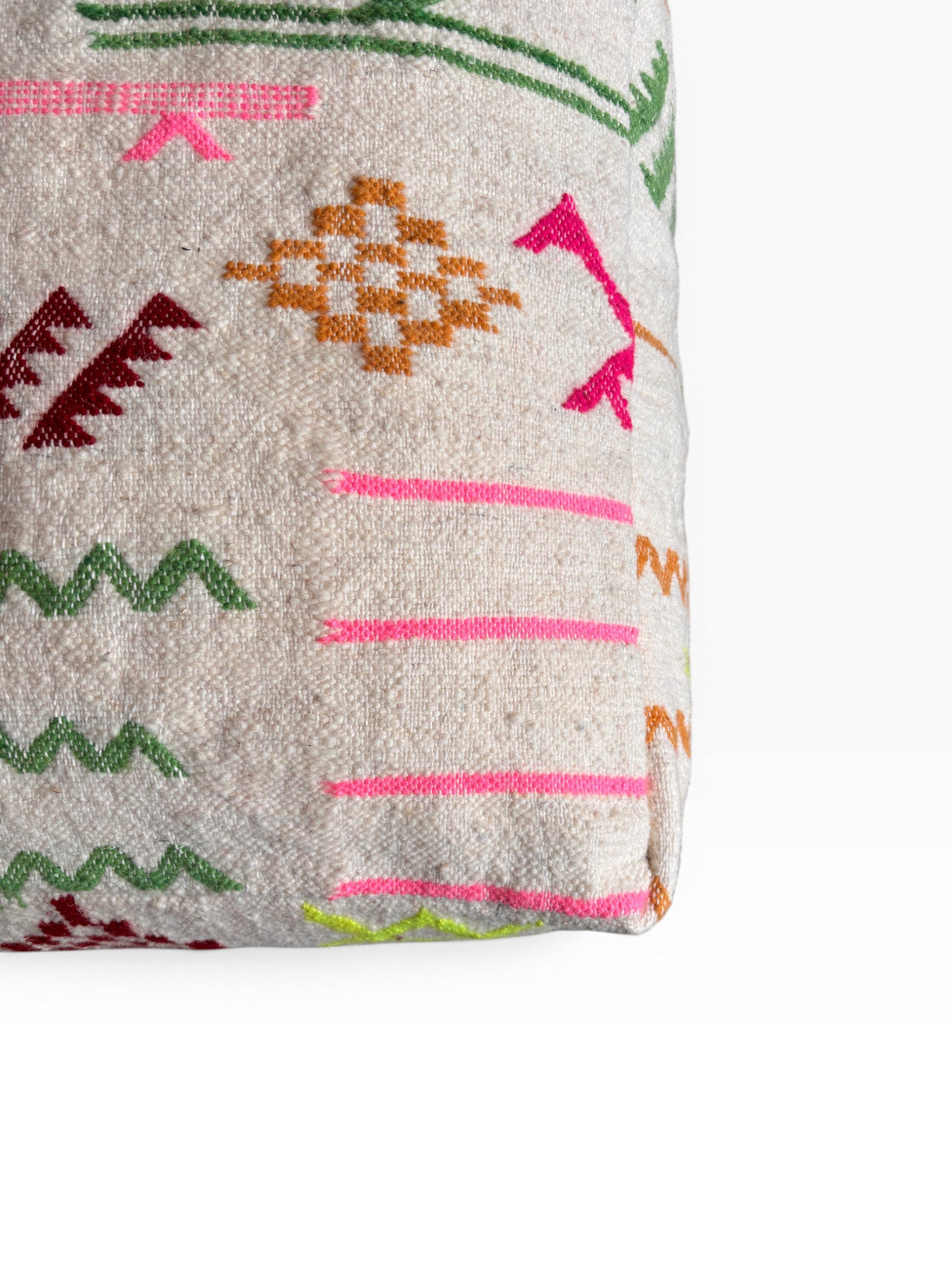 Eine Nahaufnahme des LEY! Bodenkissen - Colorful Line - Olea auf weißem Hintergrund mit leuchtend grünen, rosa, orangefarbenen und braunen geometrischen und Zickzack-Mustern.