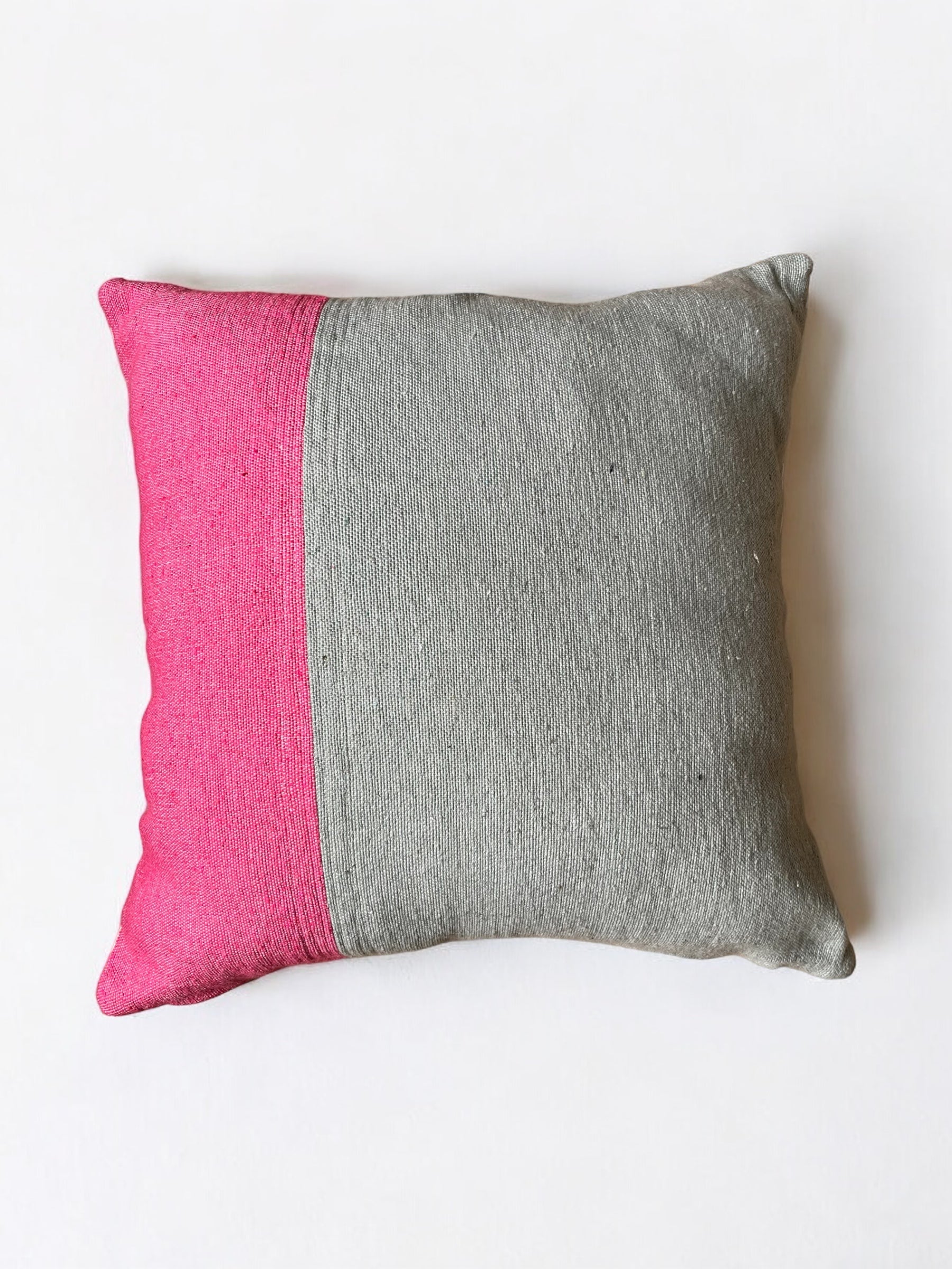 Das Kissen - Merva 60x60 von LEY! zeigt ein handgefertigtes zweifarbiges Design - ein Drittel helles Rosa links, zwei Drittel helles Grau rechts - auf einem schlichten weißen Hintergrund. Ideal für moderne Räume, inspiriert durch das Flair von Marrakesch.