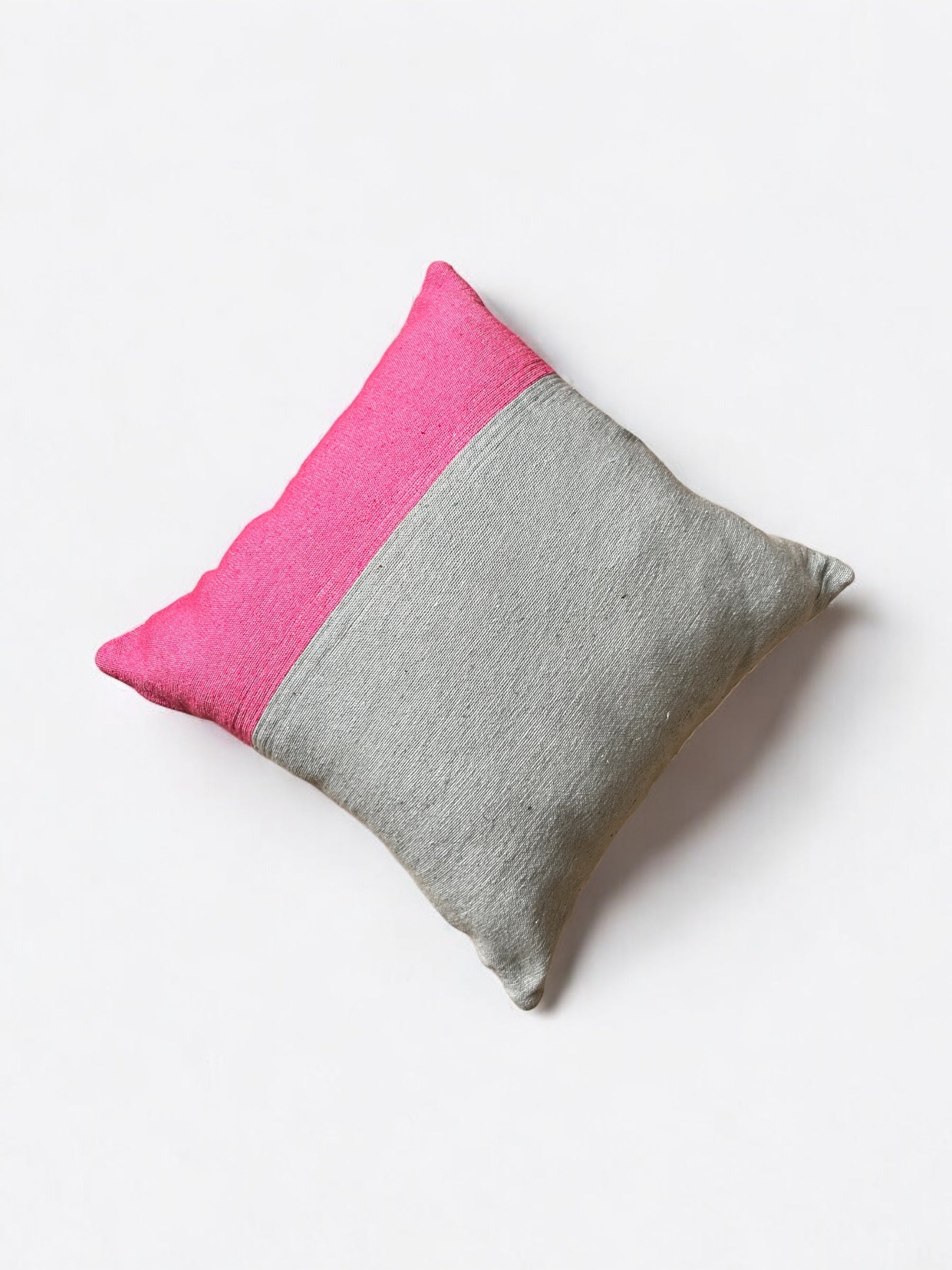 Das LEY! Kissen - Merva 60x60 zeigt ein handgefertigtes, zweifarbiges Marrakesch-Muster in leuchtendem Pink und Hellgrau, hergestellt aus Baumwolle Kissenbezug, anmutig auf einer weißen Oberfläche.