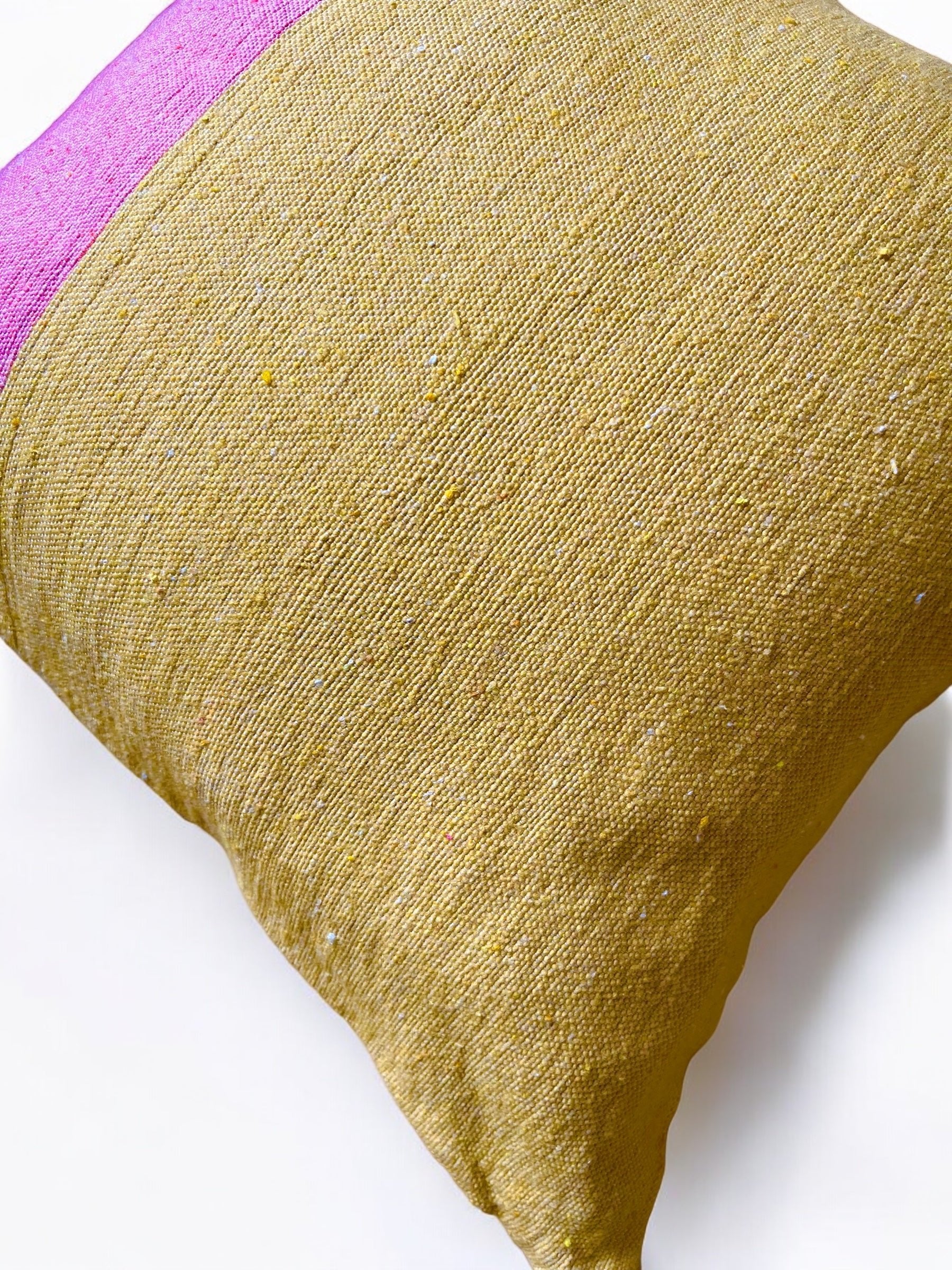 Nahaufnahme des LEY! Kissen - Banu 60x60 mit strukturiertem gelben Stoff und einem rosa Rand, mit einem handgemachten Marokko Baumwolle Kissenbezug, gezeigt auf einem weißen Hintergrund.