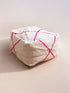 Das LEY! Bodenkissen – Classic Line Mini – Mina Pouf, cremefarben mit rosa Streifen, hebt sich von einem neutralen Hintergrund ab.