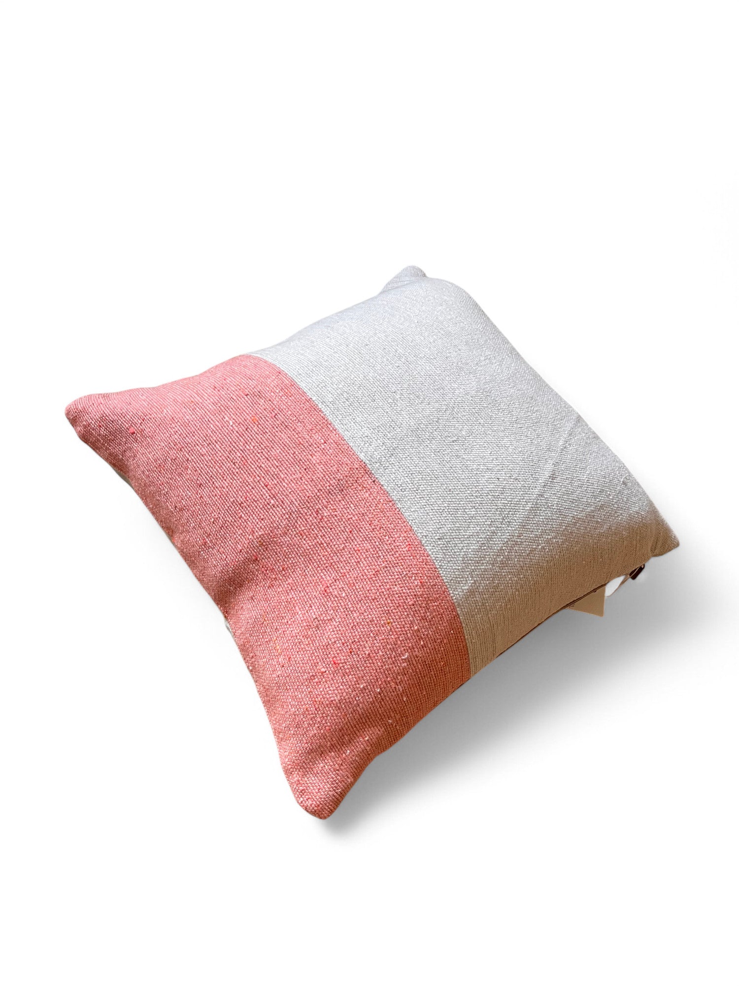 Das Kissen - Amela 40x40 von LEY! zeigt ein farbiges Blockdesign in hellgrau und gedecktem rosa-orange, handgefertigt in Marrakesch, und wird auf einer weißen Fläche schön präsentiert.