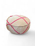 Sitzkissen – Clasic Line Rund – Mina von LEY! aus Schurwolle in Beige mit roten Linien auf weißem Hintergrund.