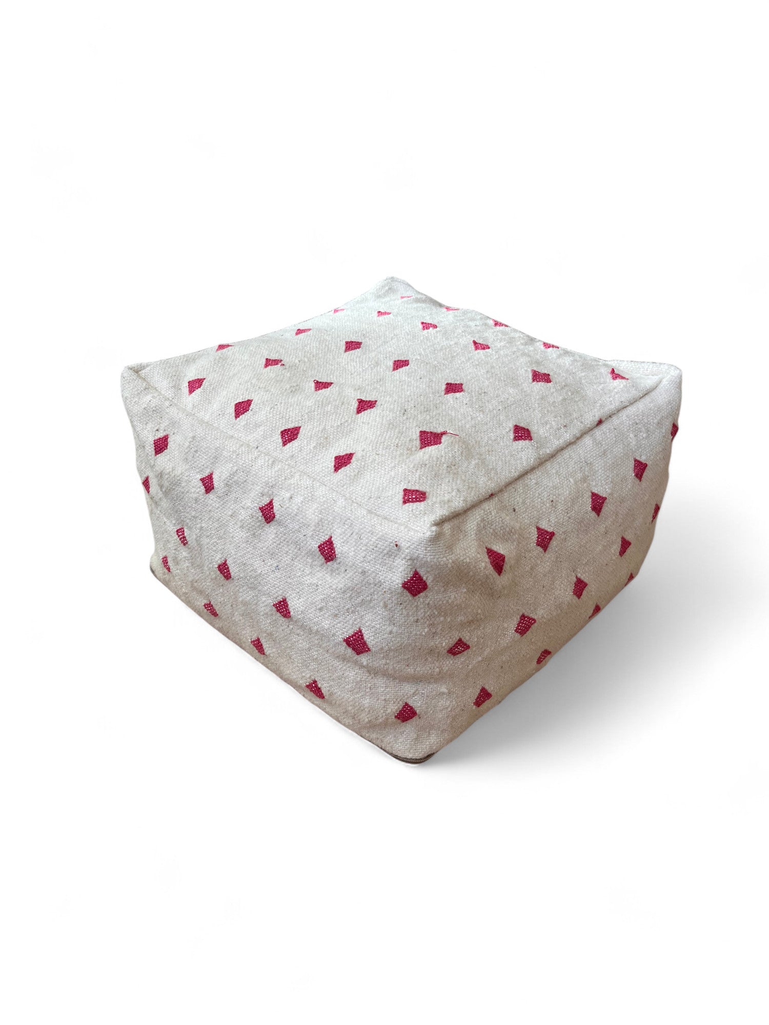 Das LEY! Kleines Bodenkissen - Mona Mini Lila ist ein quadratisches, leichtes Kissen aus Schurwolle mit kleinen roten geometrischen Mustern, das in Marrakesch handgefertigt wurde und auf einem einfarbig weißen Hintergrund abgebildet ist.