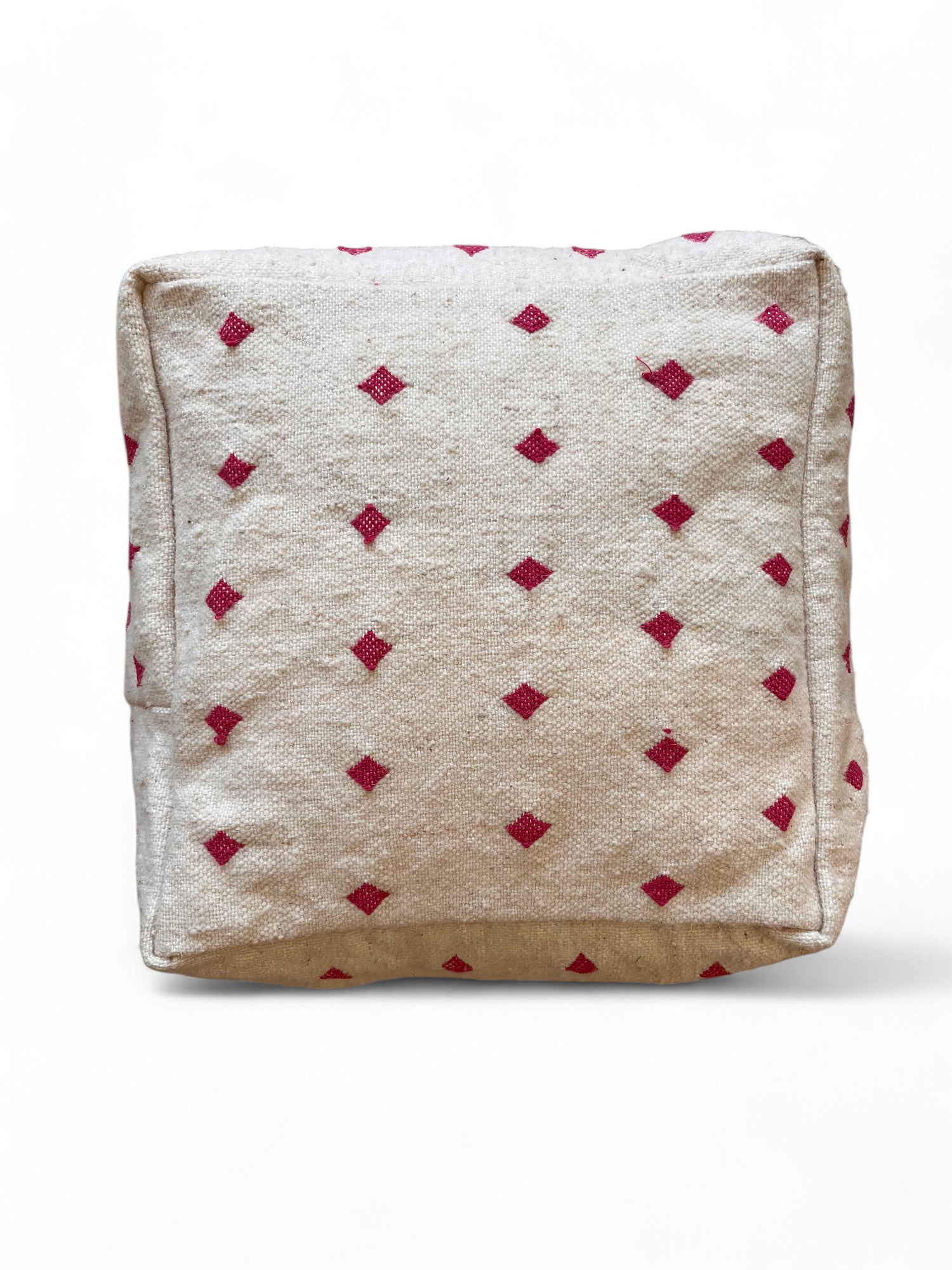 Das kleine Bodenkissen "Mona Mini Lila" von LEY!, verziert mit feiner Handarbeit aus Marrakesch, präsentiert sich quadratisch auf schlichter weißer Fläche.