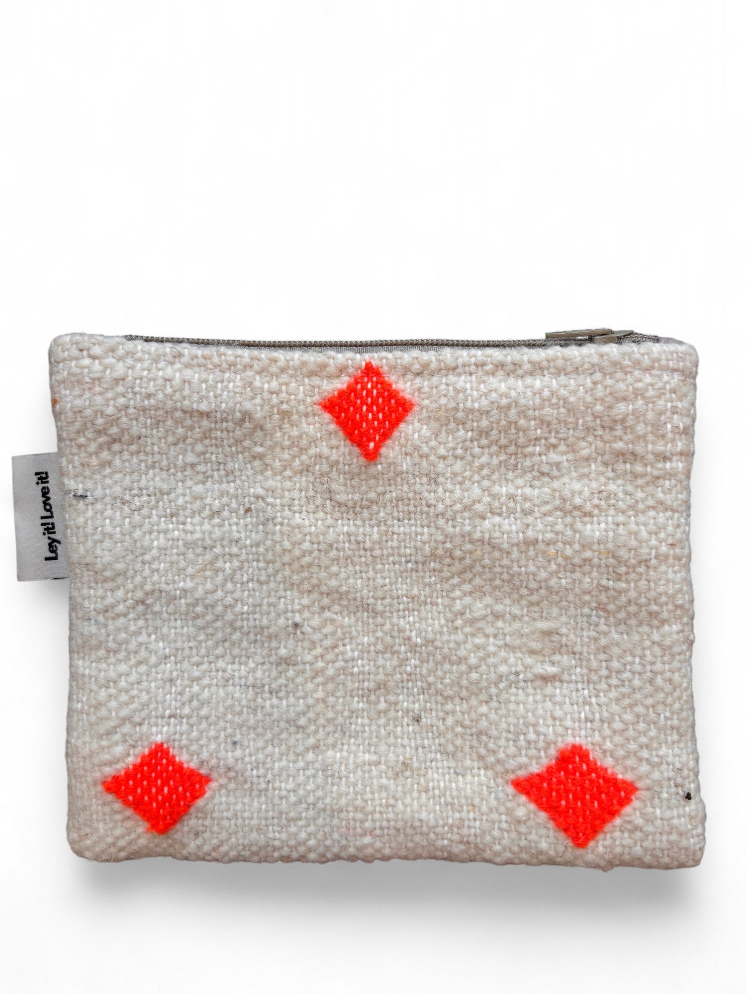 Die LEY! Tasche - Colorful Line - 15x20cm ist eine cremefarbene, rechteckige Schurwolle-Kosmetiktasche mit einem Reißverschluss an der Oberseite, leuchtend orangefarbenen Eckdiamanten und einem kleinen Stoffanhänger links. Handarbeit Marrakesch Handwerkskunst fügt einzigartigen Charme.