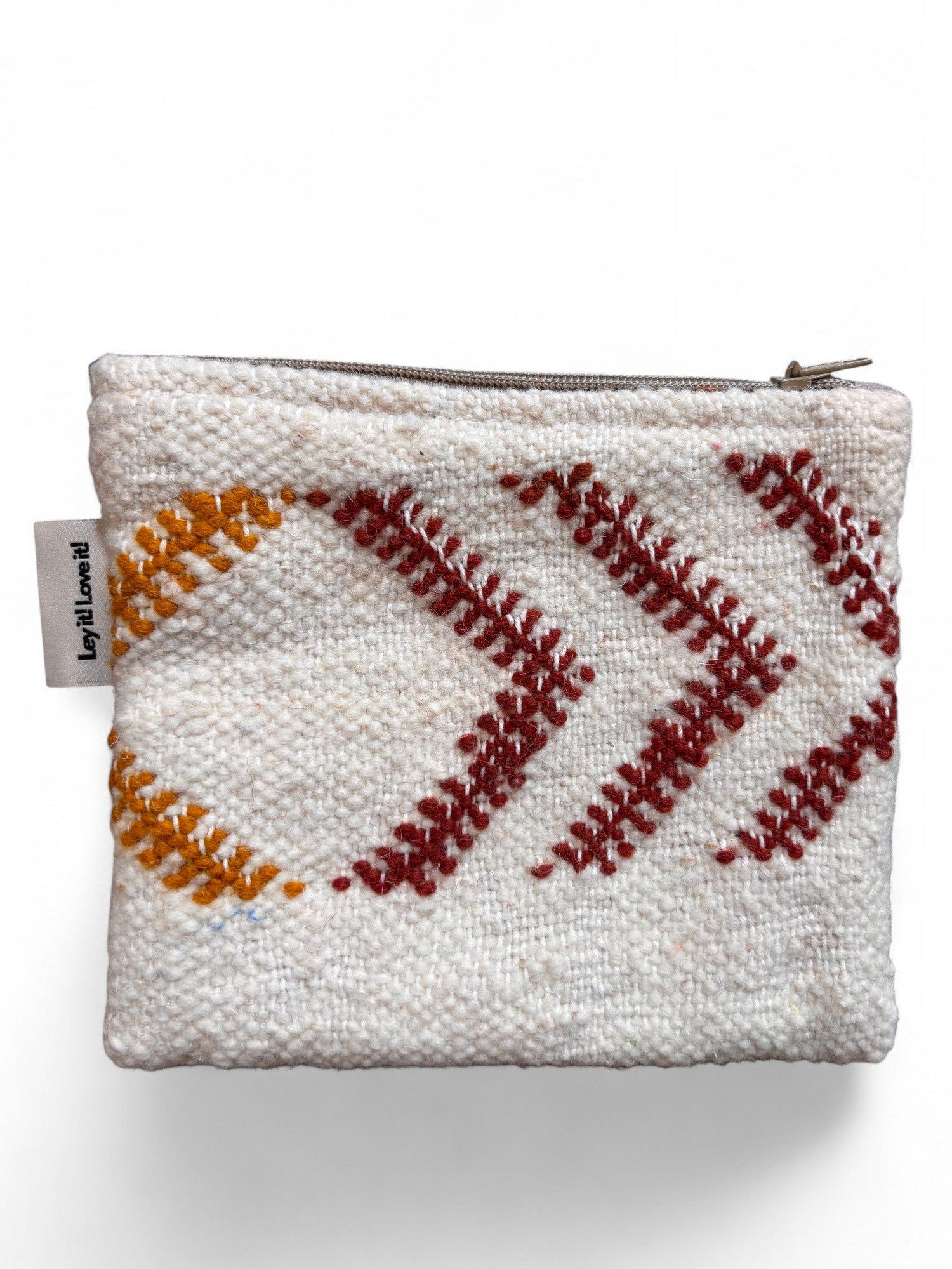 Die LEY! Tasche - Colorful Line - 15x20cm ist eine kleine gewebte Tasche mit Reißverschluss, die bunte Linien und rote und gelbe geometrische Stickereien auf weißem Grund sowie einen seitlichen Stoffanhänger aufweist.
