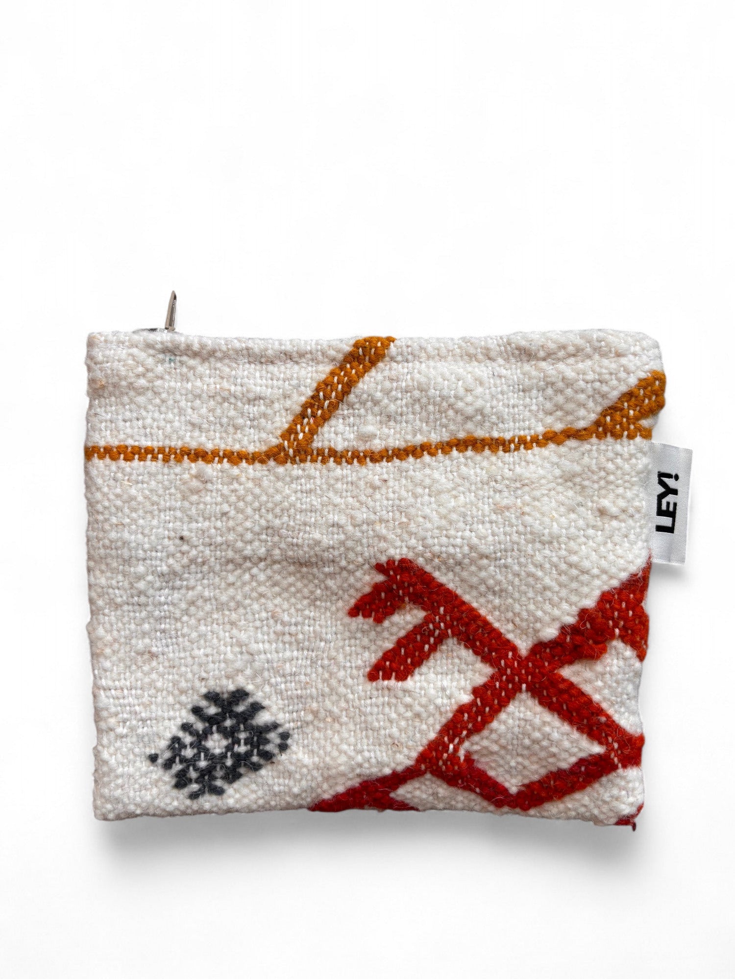 Die LEY! Tasche - Colorful Line (15x20cm) ist eine kleine, strukturierte weiße Kosmetiktasche mit geometrischen Mustern in Rot, Schwarz und Orange, Reißverschluss und einem weißen "LEY!"-Anhänger. Handgefertigt in Marrakesch und abgebildet auf einem einfarbig weißen Hintergrund.