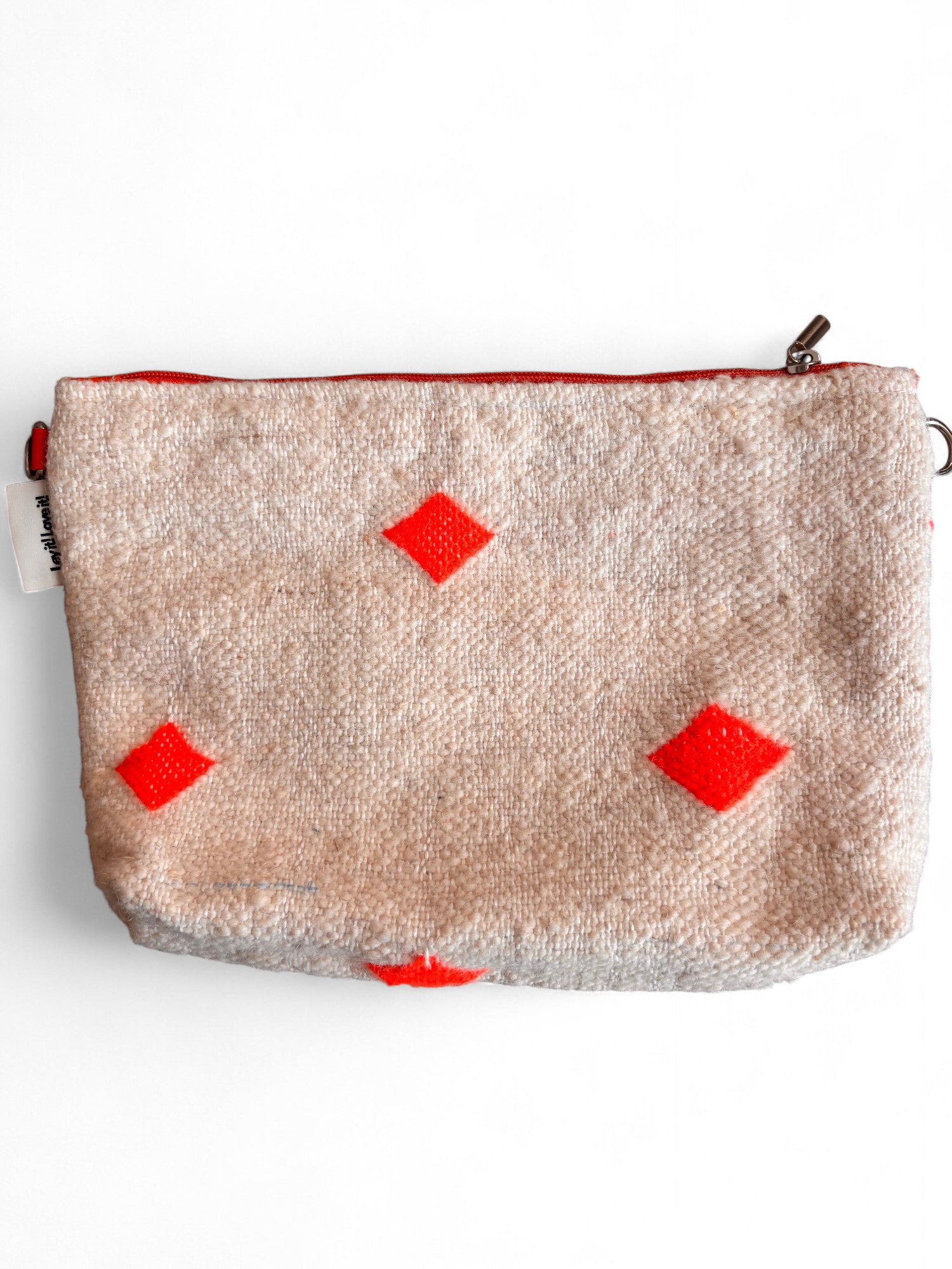 Die LEY! Tasche - Colorful Line - 20x30 ist eine beigefarbene, strukturierte Kosmetiktasche aus Schurwolle mit rotem Reißverschluss und vier leuchtend roten Diamanten auf der Vorderseite, die flach vor einem weißen Hintergrund abgebildet ist.