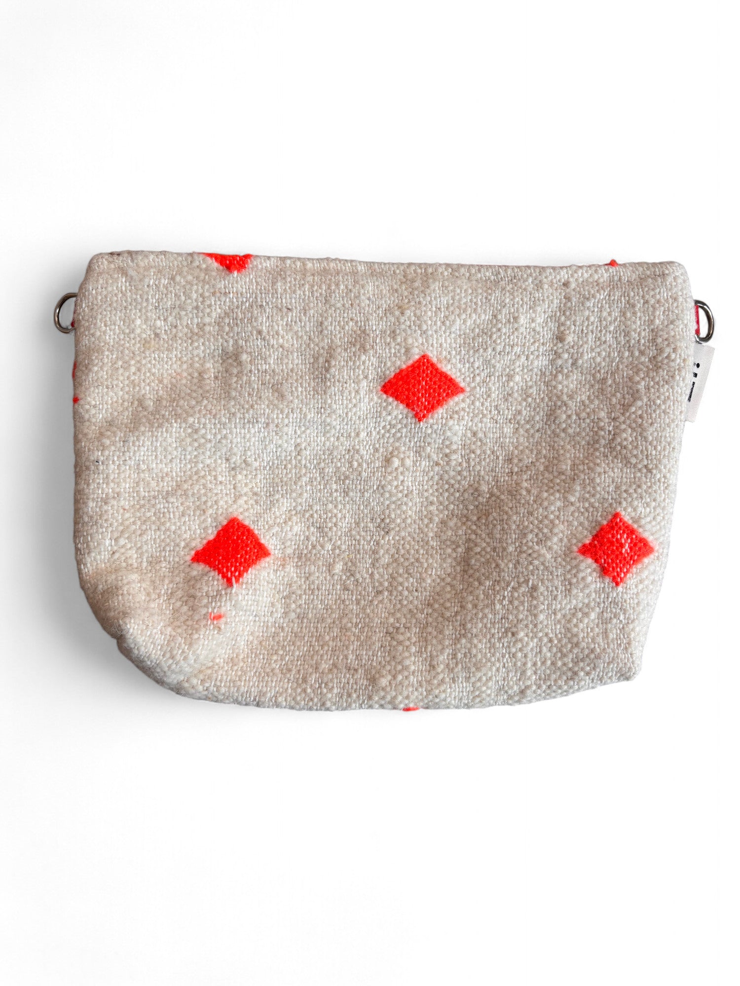 Die LEY! Tasche - Colorful Line - 20x30 ist eine beigefarbene, strukturierte Stofftasche mit leuchtend roten Rautenmustern und Metallringen auf jeder Seite, die auf einem weißen Hintergrund abgebildet ist.