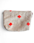 Die LEY! Tasche - Colorful Line - 20x30 ist eine beigefarbene, strukturierte Stofftasche mit leuchtend roten Rautenmustern und Metallringen auf jeder Seite, die auf einem weißen Hintergrund abgebildet ist.