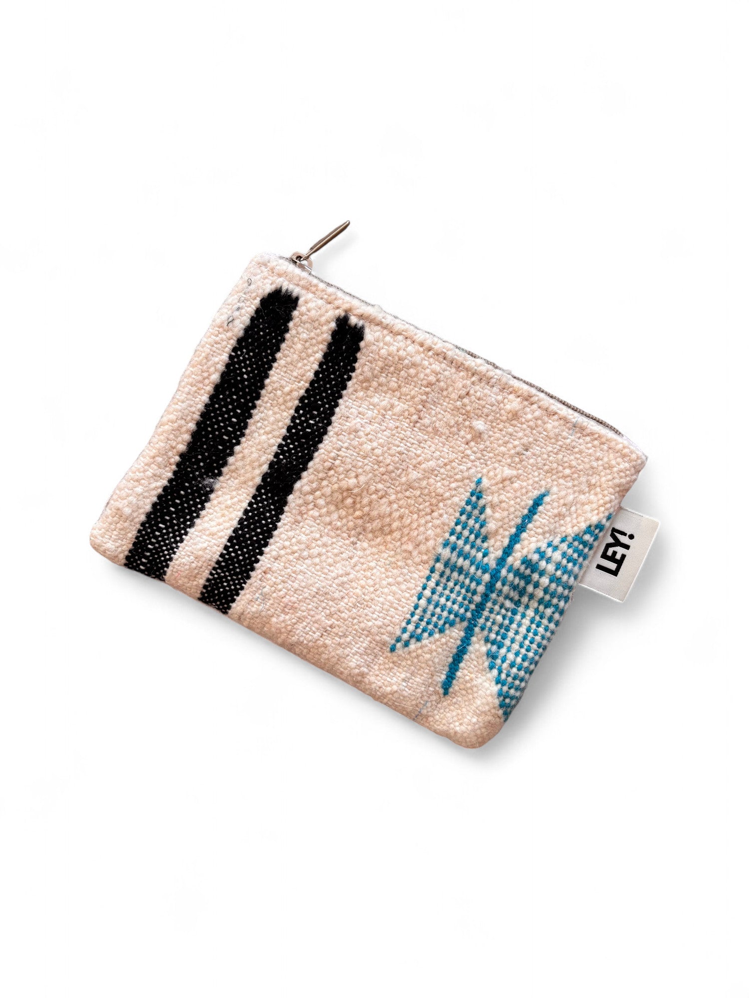 Die Tasche - Colorful Line - 15x20cm von LEY! ist eine kleine rechteckige Tasche mit einem Reißverschluss, beigem Hintergrund, zwei schwarzen Streifen und einem blauen geometrischen Muster. An der Seite befindet sich ein weißes LEY!-Schild mit der Aufschrift Handarbeit Marrakesch.