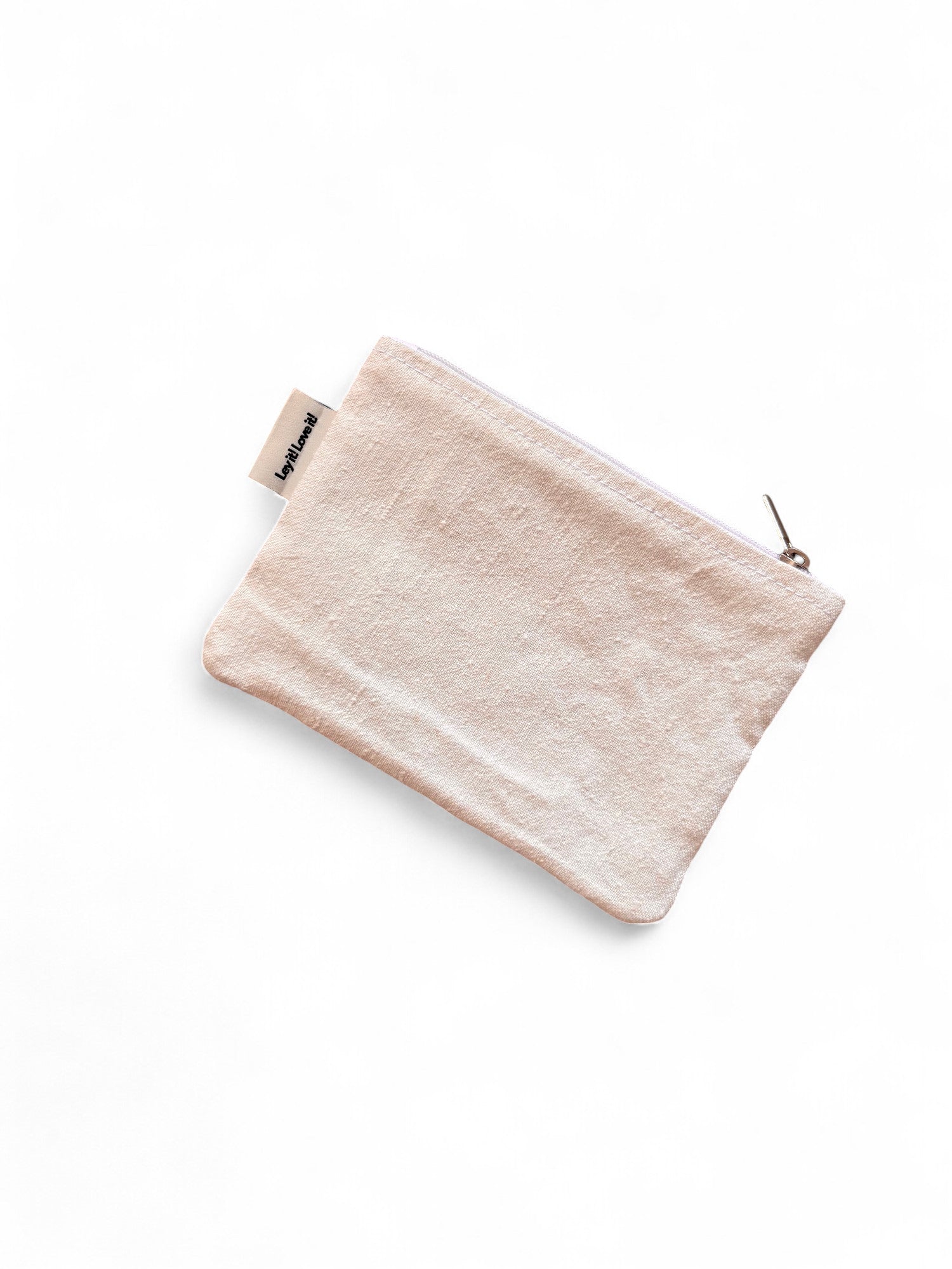 Die LEY! Tasche - Colorful Line (15x20cm) ist eine kleine, hellbeige Stofftasche mit Reißverschluss und seitlichem Anhänger, die in Handarbeit im Marrakesch-Stil gefertigt wurde und auf einem weißen Hintergrund steht.