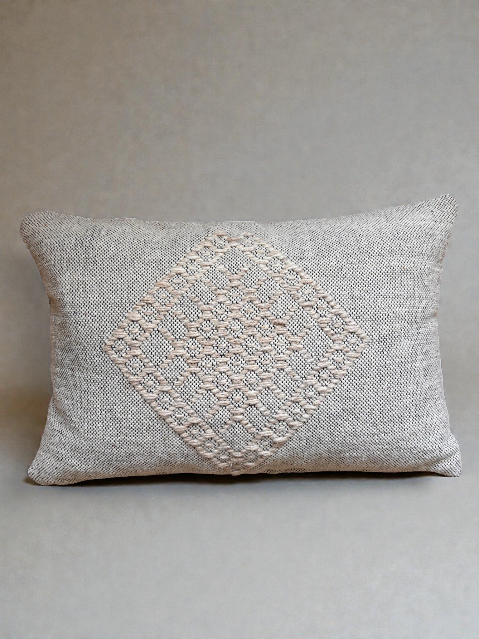 Das Heritage Line Kissen von LEY! (40 x 60 cm) überzeugt in strukturiertem Hellgrau mit zentralem, erhabenem Rautenmuster - ideal als elegantes Wohnaccessoire im marokkanischen Stil.