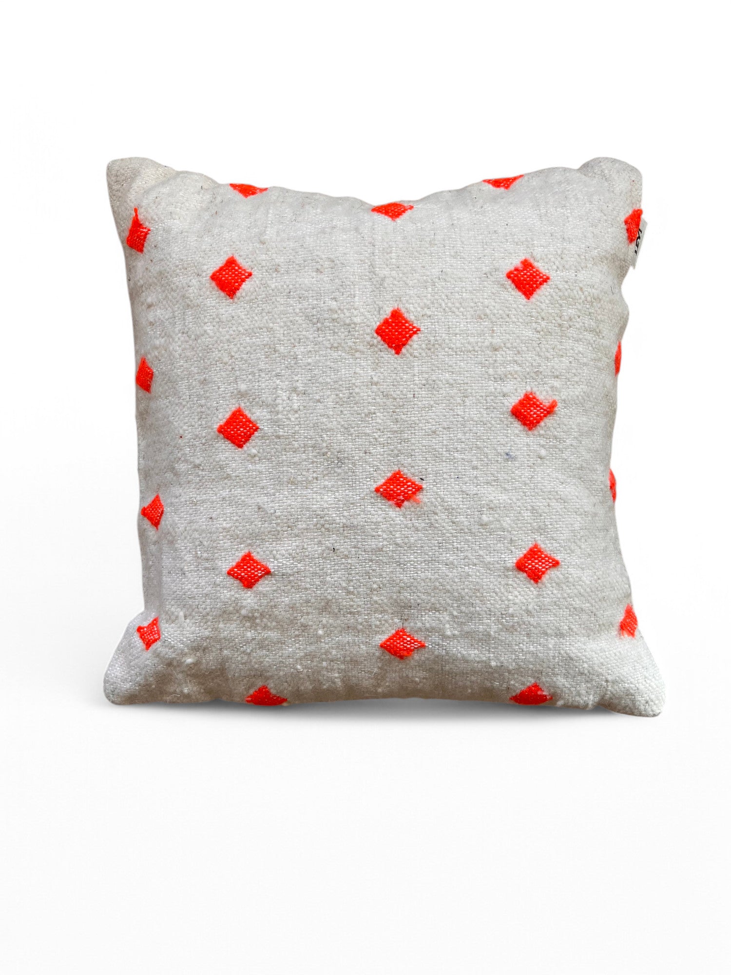 Das LEY! Kissen - Mona Orange (50x50cm) ist ein quadratischer, strukturierter, cremefarbener Kissenbezug mit leuchtend orangefarbenen Rautenmustern auf weißem Hintergrund, der die Handwerkskunst von Marrakesch zeigt.
