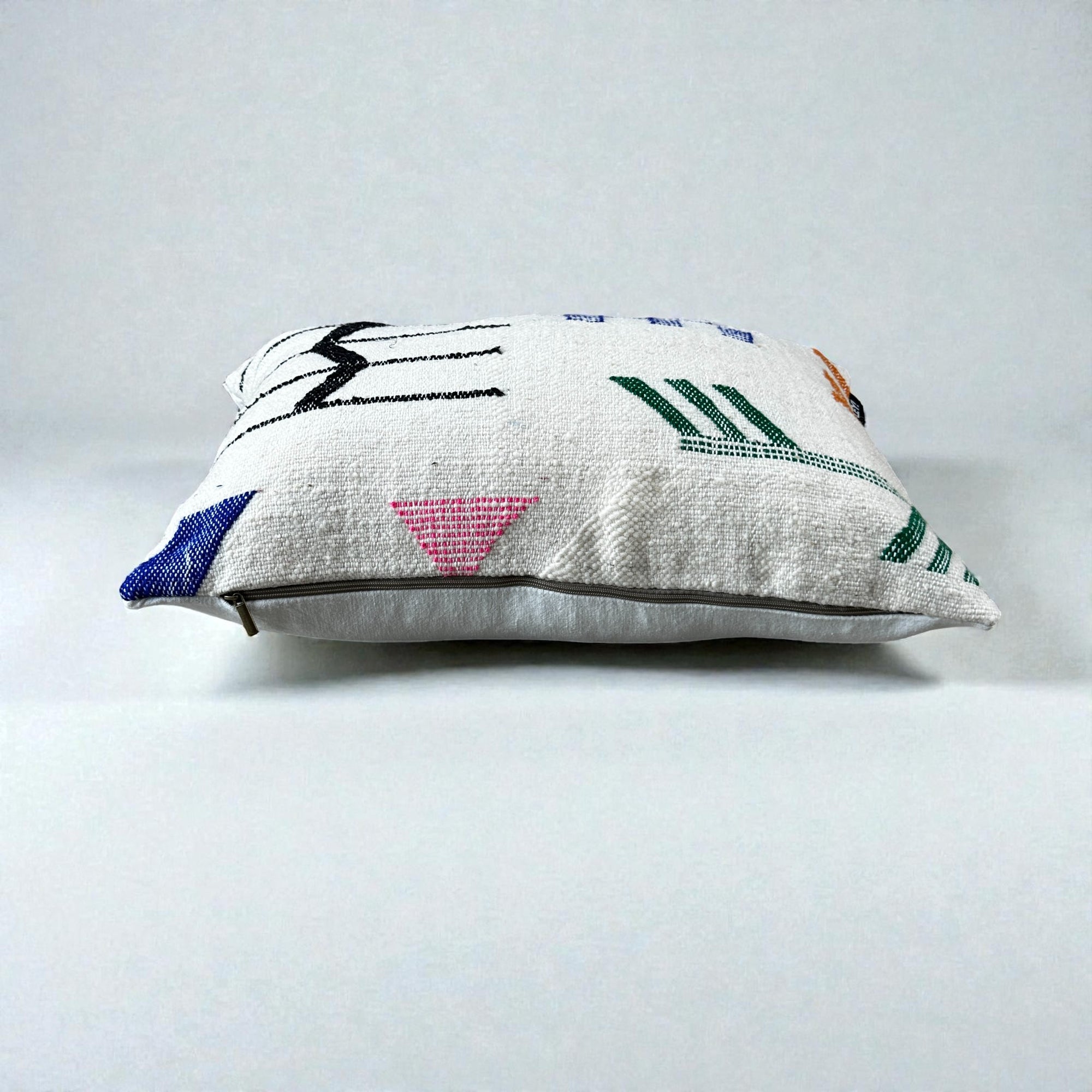 Das LEY! Colorful Line Kissen (40 x 60) von LEY! ist ein farbenfrohes geometrisches Muster auf weißem Hintergrund, das den Charme von Handarbeit Marrakesch versprüht und jedem Raum einen einzigartigen Farbakzent verleiht.