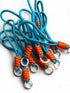 Ein Set von LEY! Schlüsselanhänger - orange-blau mit blauem Paracord und orange geflochtenen Griffen, ideal für Taschen, auf weißem Hintergrund.