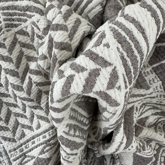 CALMA Musselin Decke - Graubraun-Weiß - 1,50 x 2,40 m