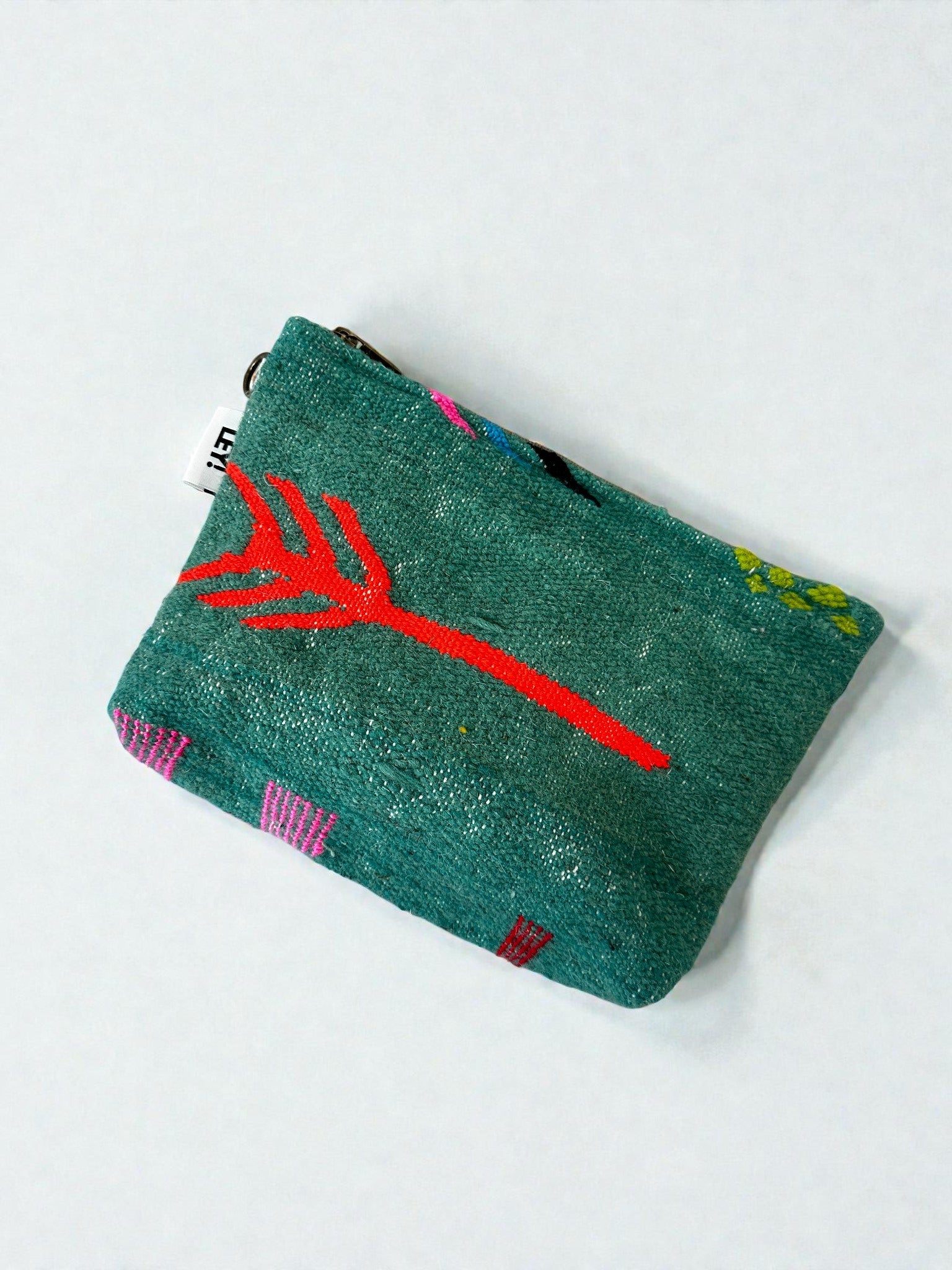 Die LEY! Tasche - Colorful Line (20 x 30 cm) ist eine kleine tealfarbene Stofftasche mit einem roten Blattmotiv, bunten Linien und einem Reißverschluss an der Oberseite - gefertigt in Handarbeit im Marrakesch-Stil für unverwechselbaren Charme.