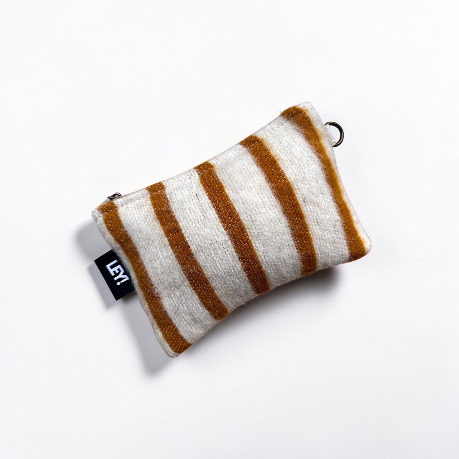 Die LEY! Tasche - WINTER EDITION - SONNE (15 x 20 cm) ist mit braunen und weißen Streifen, einem seitlichen Stoffanhänger und einem Metallring versehen und wurde in Marrakesch handgefertigt. Perfekt für den Winter, abgebildet auf weißem Hintergrund.