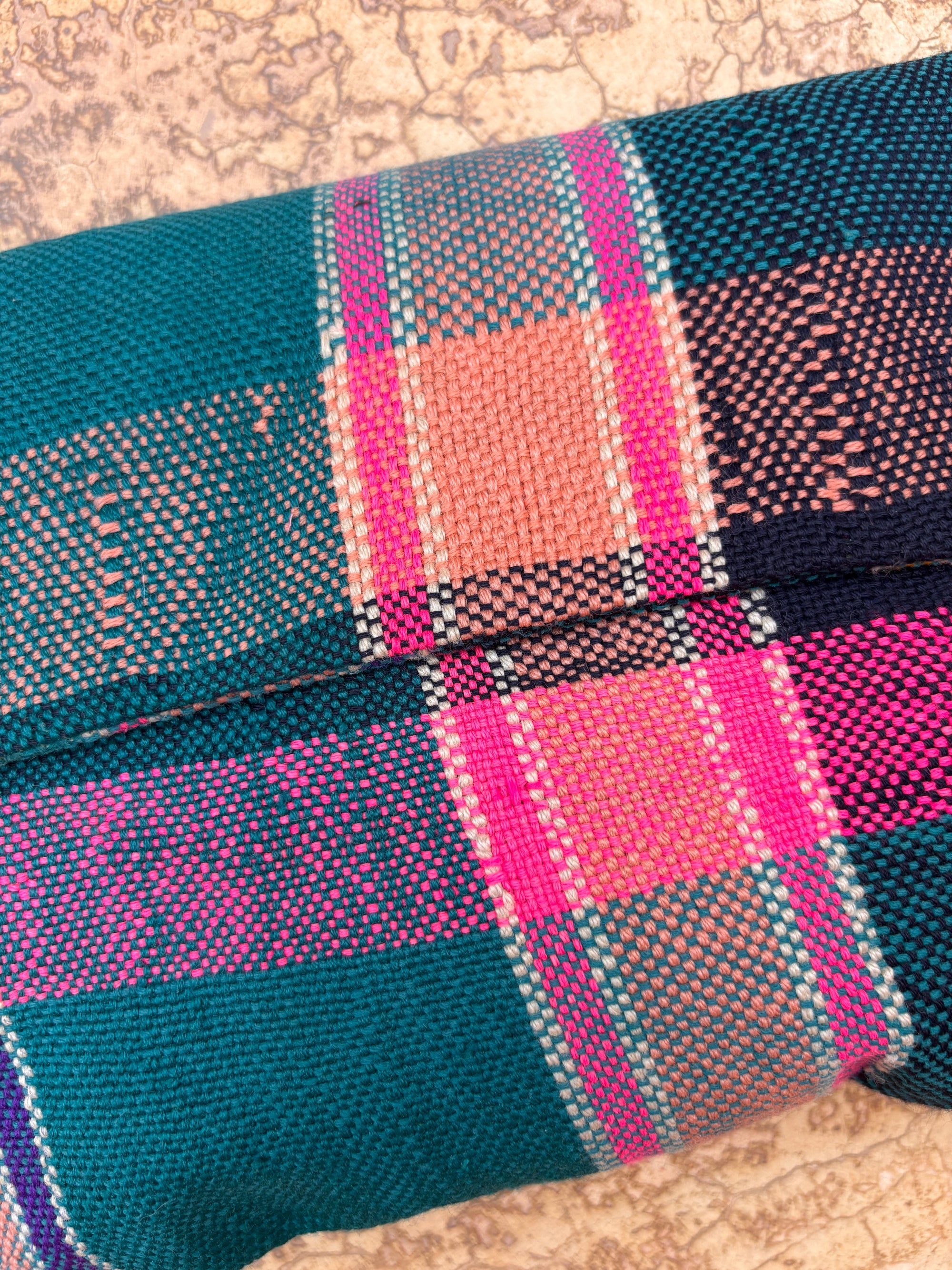 Eine Nahaufnahme des karierten Webstoffs in Petrol, Pink, Orange und Marineblau von LEY! - ideal zum Basteln einer handgefertigten Vintage Clutch oder einzigartiger Woll-Accessoires.