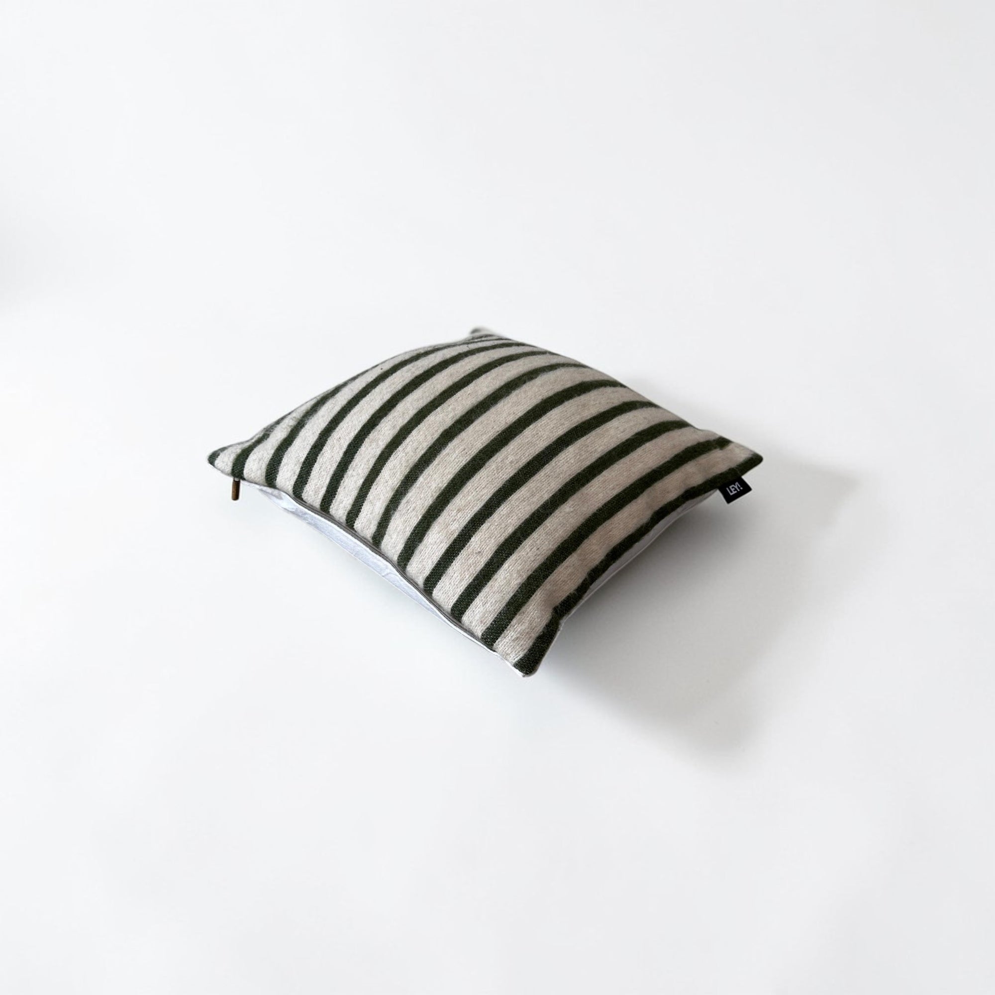 Das Kissen - WINTER EDITION - TANNE - 40x40 von LEY! ist ein quadratisches Kissen mit schwarzen und weißen Querstreifen, einem kleinen schwarzen Seitenanhänger und stammt aus der Winter Edition Kollektion.