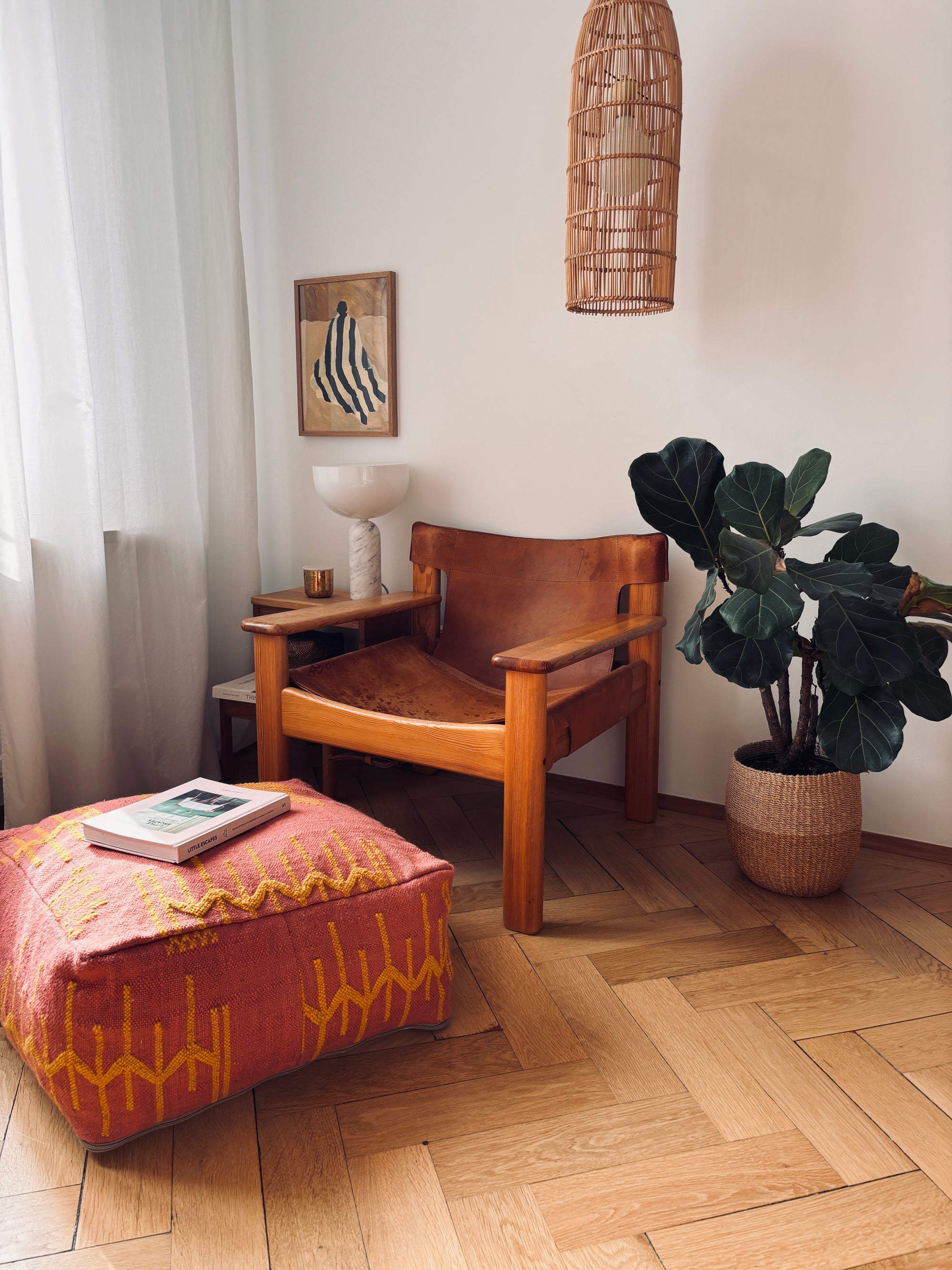 Handgefertigtes Berber Bodenkissen in Rot mit gelbem Muster aus Schurwolle als Boho Sitzkissen im Wohnzimmer neben Sessel