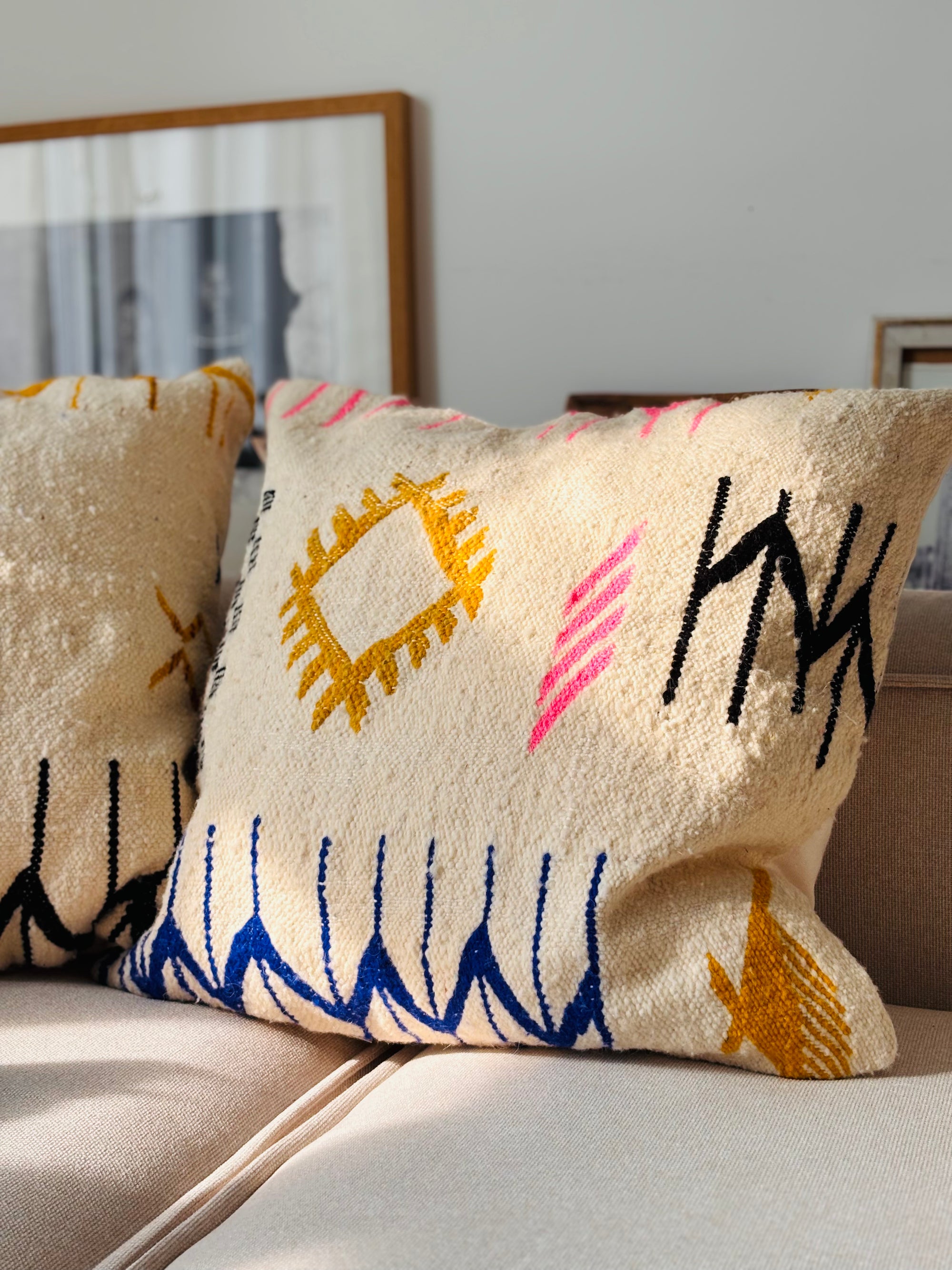 Berber Kissen aus Wolle mit dezentem buntem Muster als dekoratives Kissen im minimalistischem Wohnzimmer