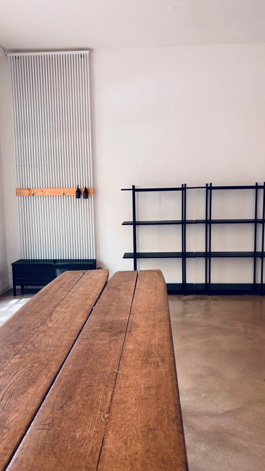 Flexible Eventfläche München – Mobiliar wie Tische, Baenke und Regale optional buchbar