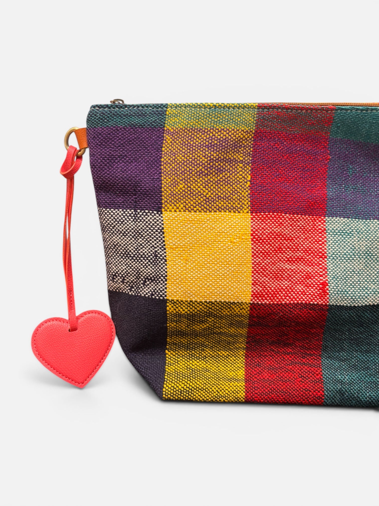 Farbenfroher Beutel mit Karomuster und LEY! Taschenanhänger – Love Loop – Rosa auf weißem Hintergrund.