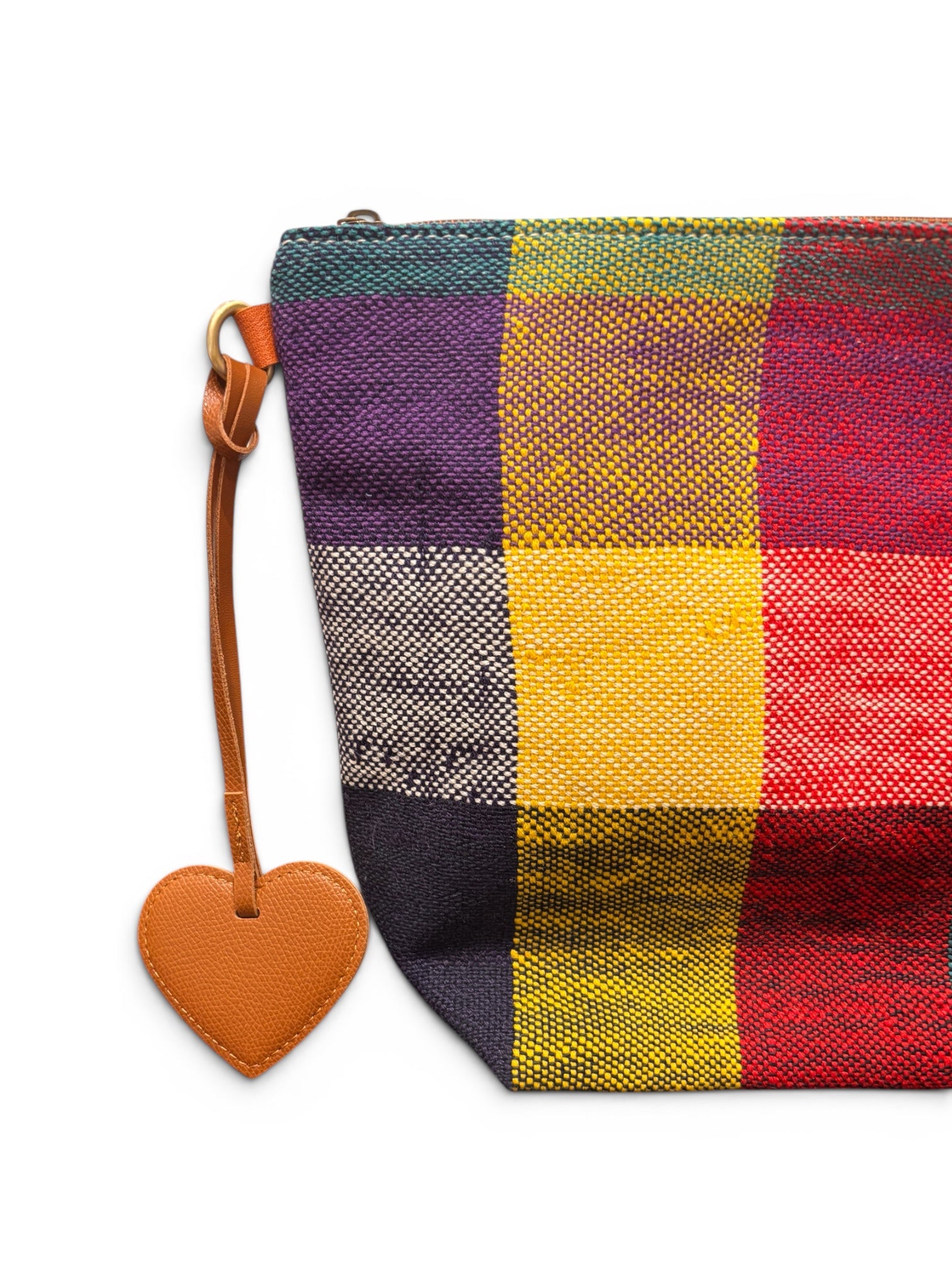 LEY! Taschenanhänger – Love Loop – Cognac mit Reißverschlusszug aus Kunstleder und Herzanhänger, auf weißem Hintergrund.
