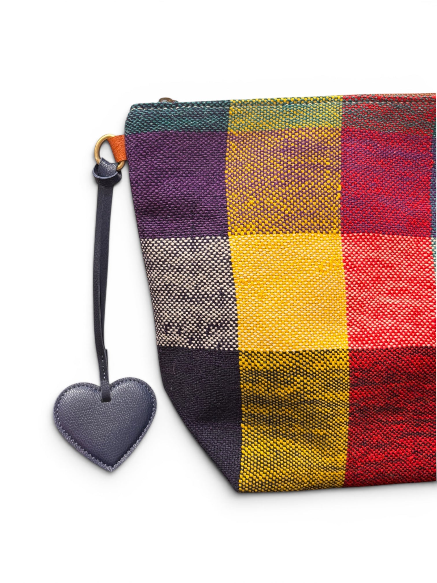Nachtblauer Taschenanhänger – „Love Loop“ von LEY! mit einem Herzanhänger aus Kunstleder an einem bunten, karierten Beutel.