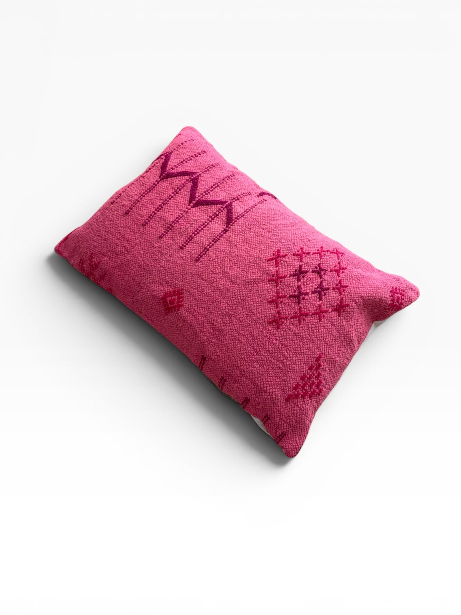LEY! Colorful Line Pink Edition Kissen, 40 x 60, mit rosa geometrischen Mustern auf weißem Hintergrund.