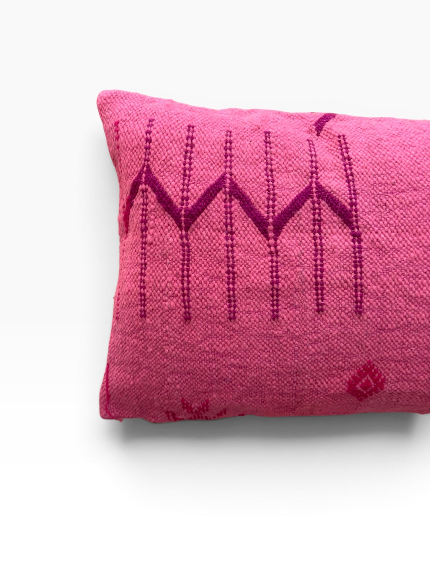 LEY! Kissen – Colorful Line PINK EDITION, 40 x 60, rosa, mit dunkelrosa geometrischen Mustern auf weißem Hintergrund.