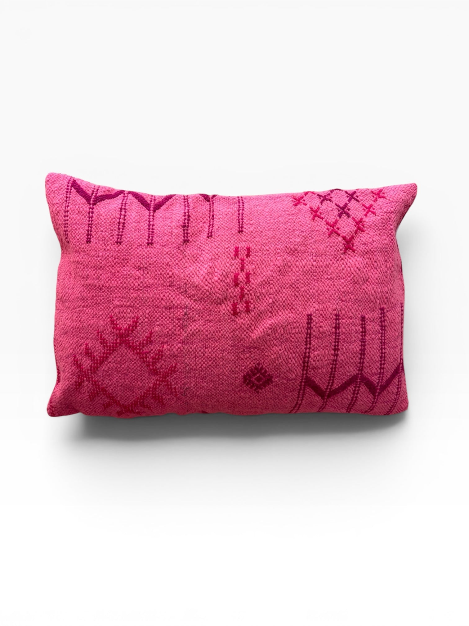 LEY! Kissen „Colorful Line“ – Pink Edition, 40 x 60 cm, mit dunkelrosa geometrischen Mustern und Rautenmustern auf weißem Hintergrund.