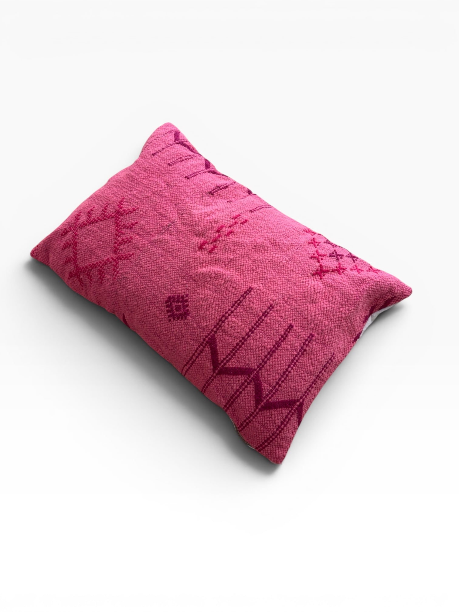 Das LEY! Kissen „Colorful Line PINK EDITION“ im Format 40 x 60 mit geometrischen Mustern hebt sich von einem schlichten weißen Hintergrund ab.