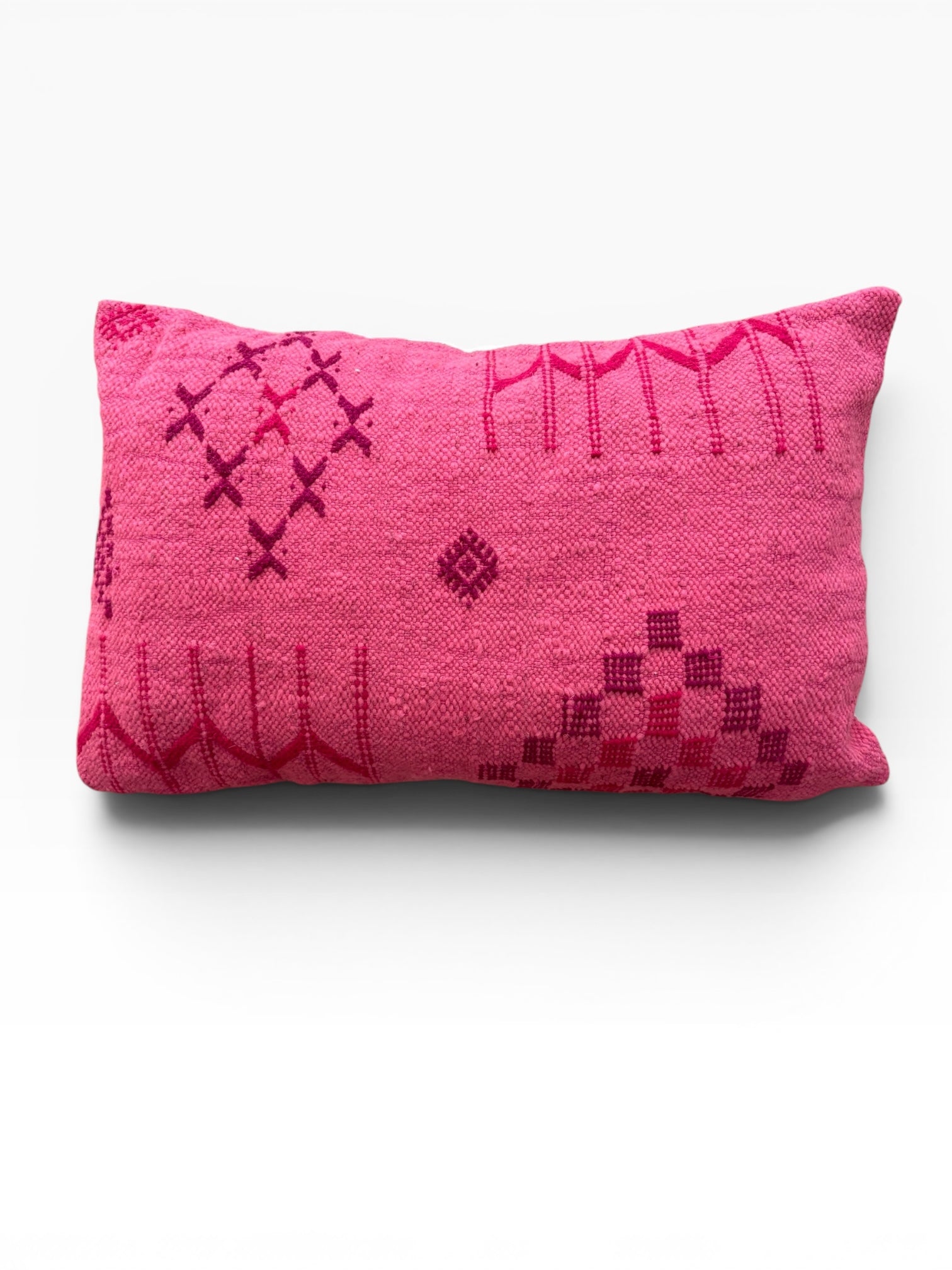 LEY! Kissen „Colorful Line“ in Rosa, 40 x 60, mit dunkelrosa geometrischen Mustern auf weißem Hintergrund.