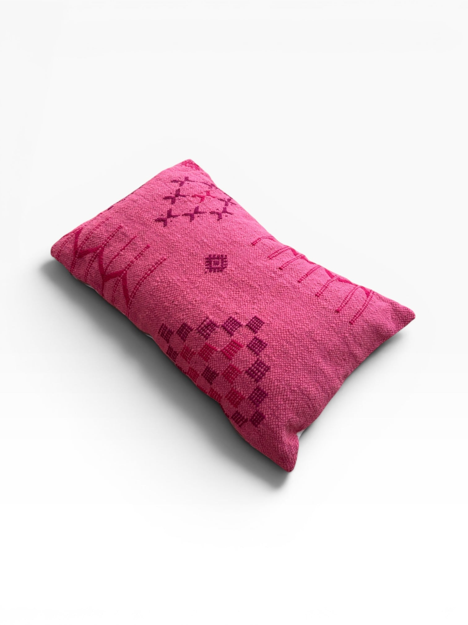 LEY! Kissen „Colorful Line – PINK EDITION“ 40 x 60 mit dunkelrosa geometrischem Muster auf weißem Hintergrund.