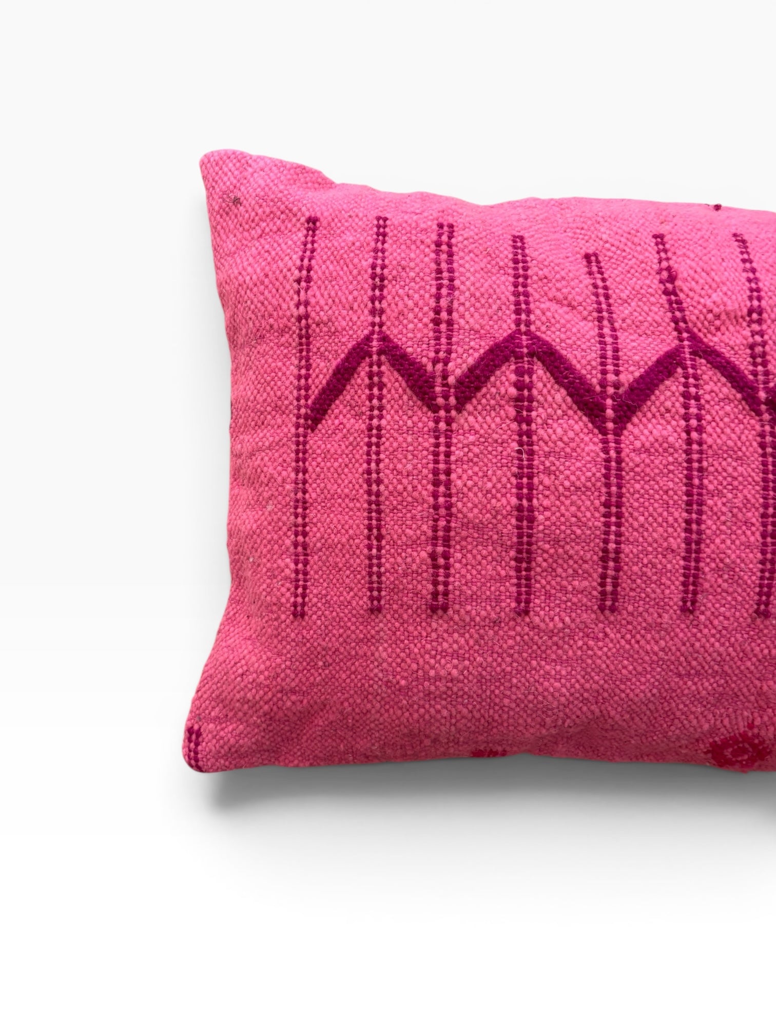 LEY! – Kissen – Colorful Line – PINK EDITION, 40 x 60, mit dunkelrosa Zickzackmustern, teilweise auf weißem Hintergrund abgebildet.