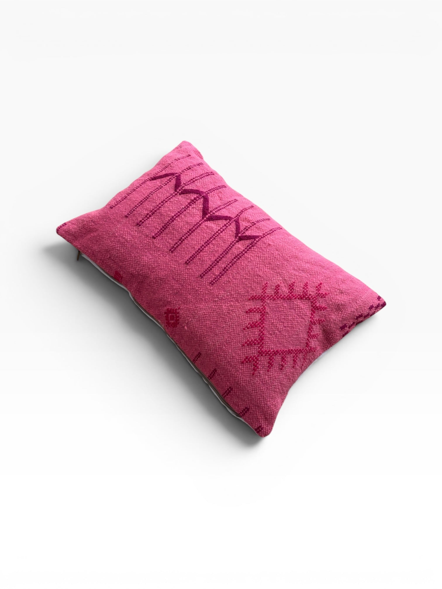 LEY! – Kissen – Colorful Line PINK EDITION 40 x 60, rechteckig mit abstrakten violetten Nähten auf weißem Hintergrund.